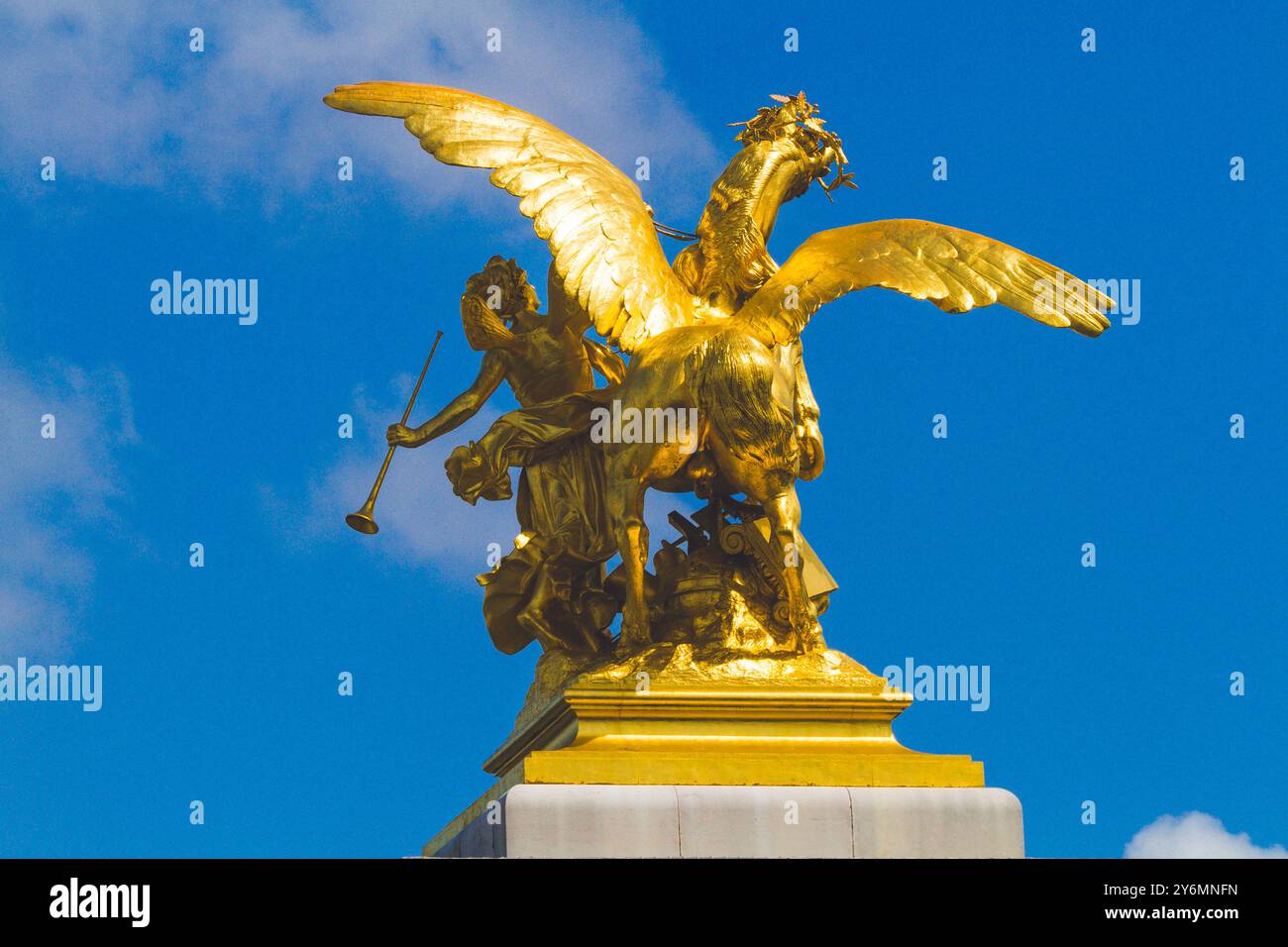 Frankreich, Ile-de-France, Paris, Alexander III. Brücke, bekannt für die Künste von Emmanuel Fremiet Stockfoto