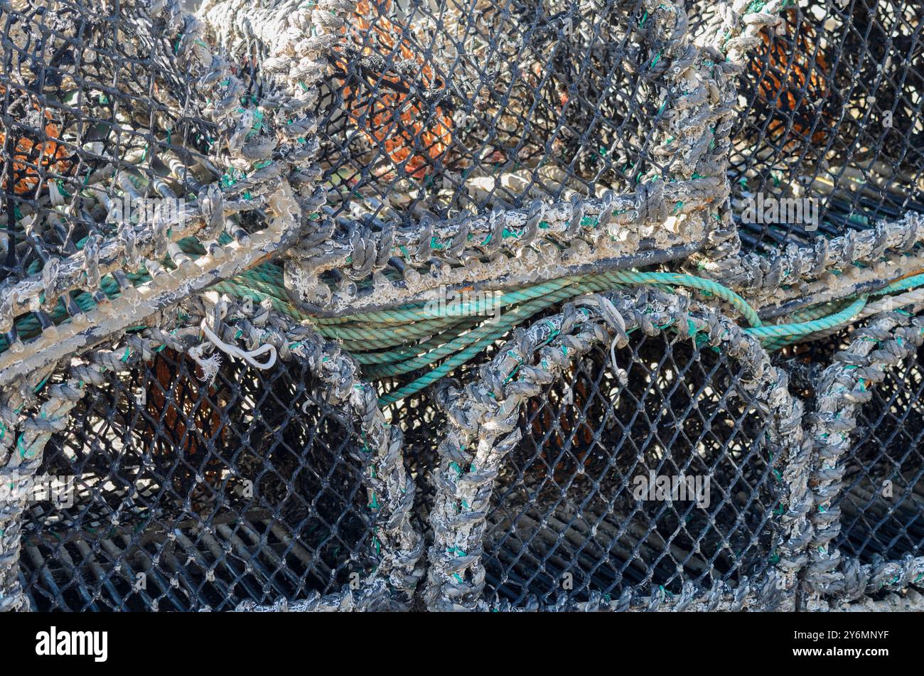 Nahaufnahme von Hummer- oder Krabbentöpfen am Kai im Portstewart County in Nordirland Stockfoto