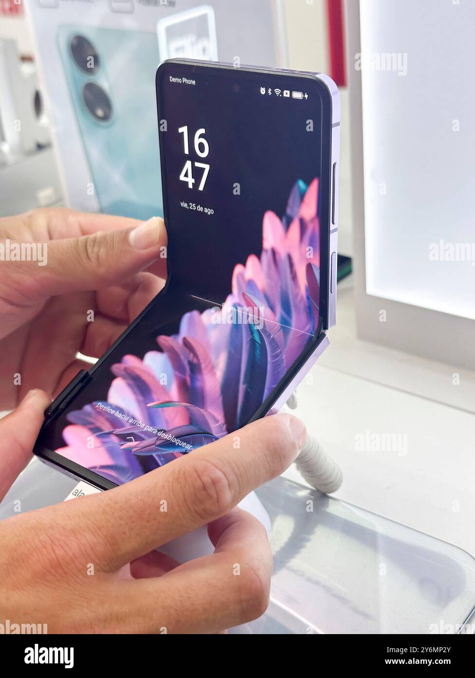 Smartphone mit einem Bildschirm, der sich in der Mitte zusammenfalten lässt. Samsung Galaxy Z Flip3 5G Stockfoto