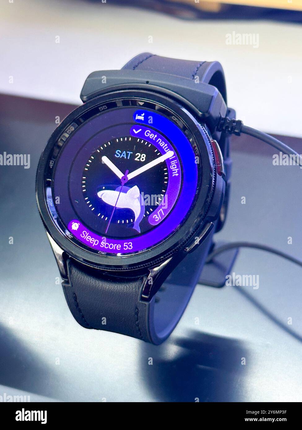 Regal mit vernetzter Uhr in einem Supermarkt. Samsung, Galaxy, Watch6 Classic. Stockfoto