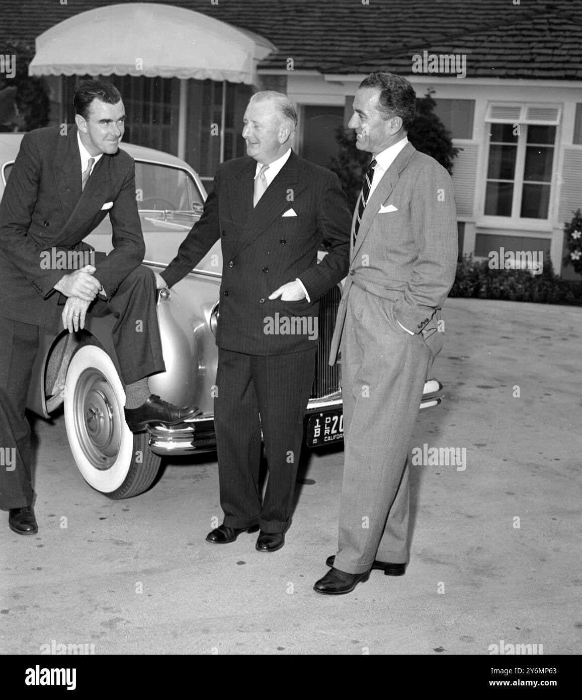 Los Angeles : der britische industrielle William Lyons (Mitte), Vorsitzender von jaguar Cars Limited, Coventry, England, kurz nach seiner Ankunft in Los Angeles mit Charles H. Hornberg Jr, ( rechts), Import des Vertriebshändlers für Jaguar westlich von Mississippi und F.R.W. England, Jaguar General Service Manager. Lions besuchten Los Angeles im Rahmen einer ausgedehnten Reise in die Vereinigten Staaten, um jaguar Händler und Händler zu besuchen . Der rekordverdächtige jaguar ist ein großer Dollarverdiener für Großbritannien, denn am 7. Oktober 1952 wurden mehr als 50 % seiner Produktion in den USA verkauft Stockfoto