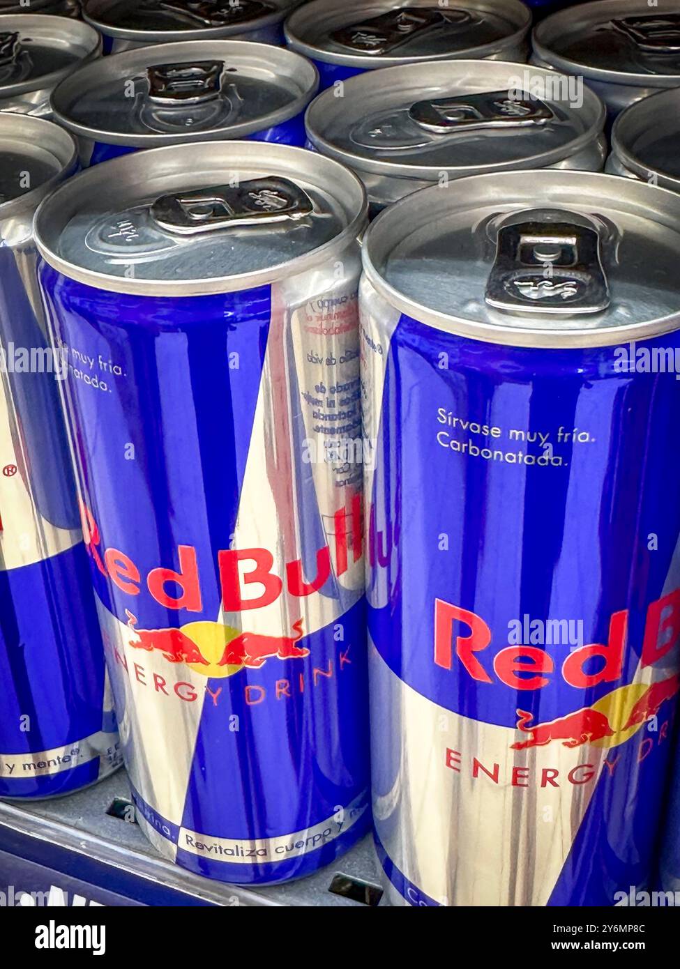 Nahaufnahme von Red Bull Dosen in einem Supermarktgang. Stockfoto