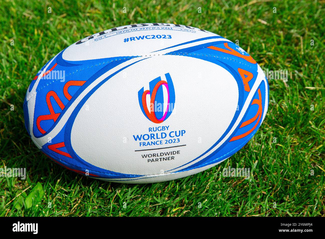 Der offizielle Ball der Rugby-Weltmeisterschaft 2023 in Frankreich auf einem grünen Rasen Stockfoto