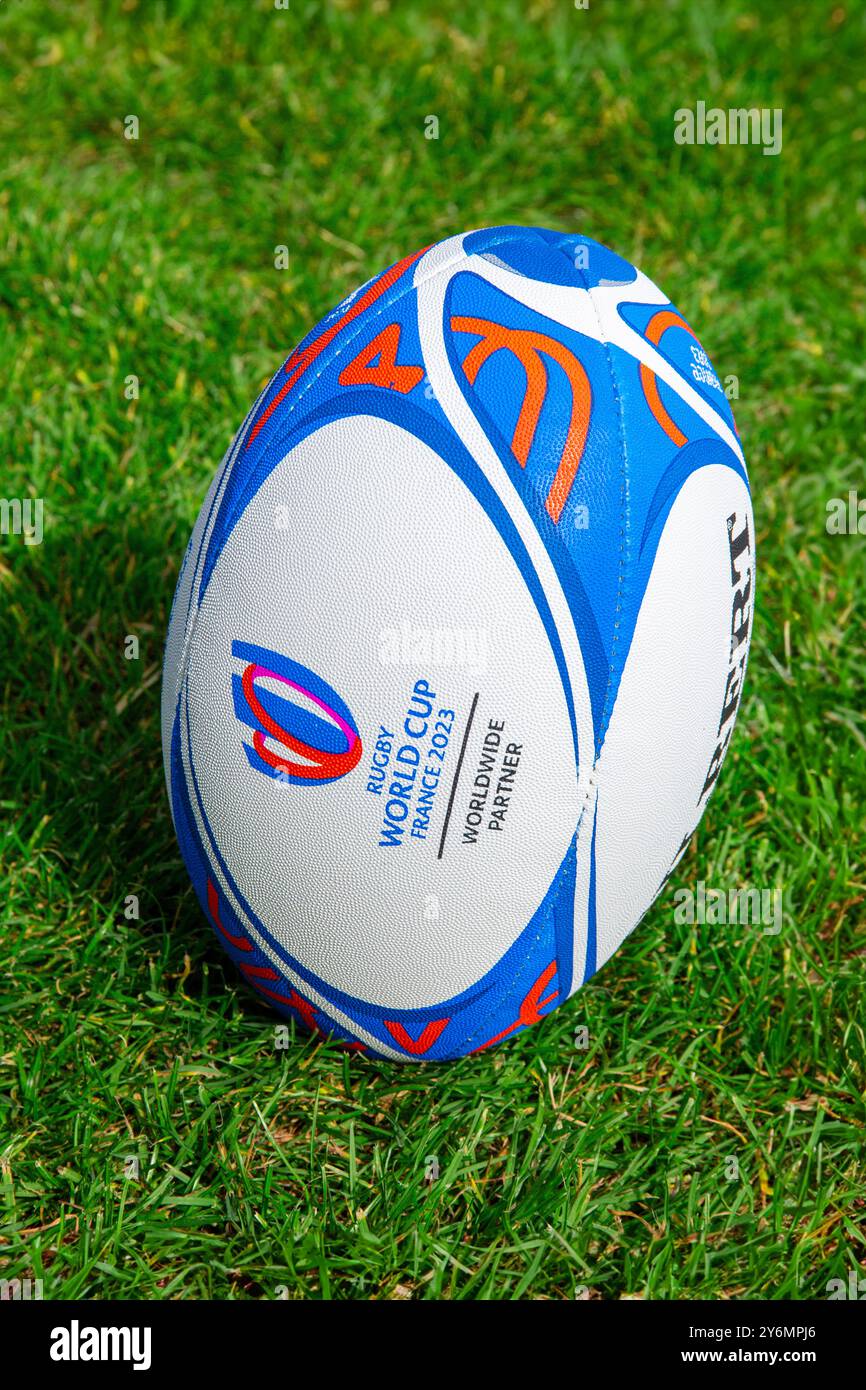 Der offizielle Ball der Rugby-Weltmeisterschaft 2023 in Frankreich auf einem grünen Rasen Stockfoto
