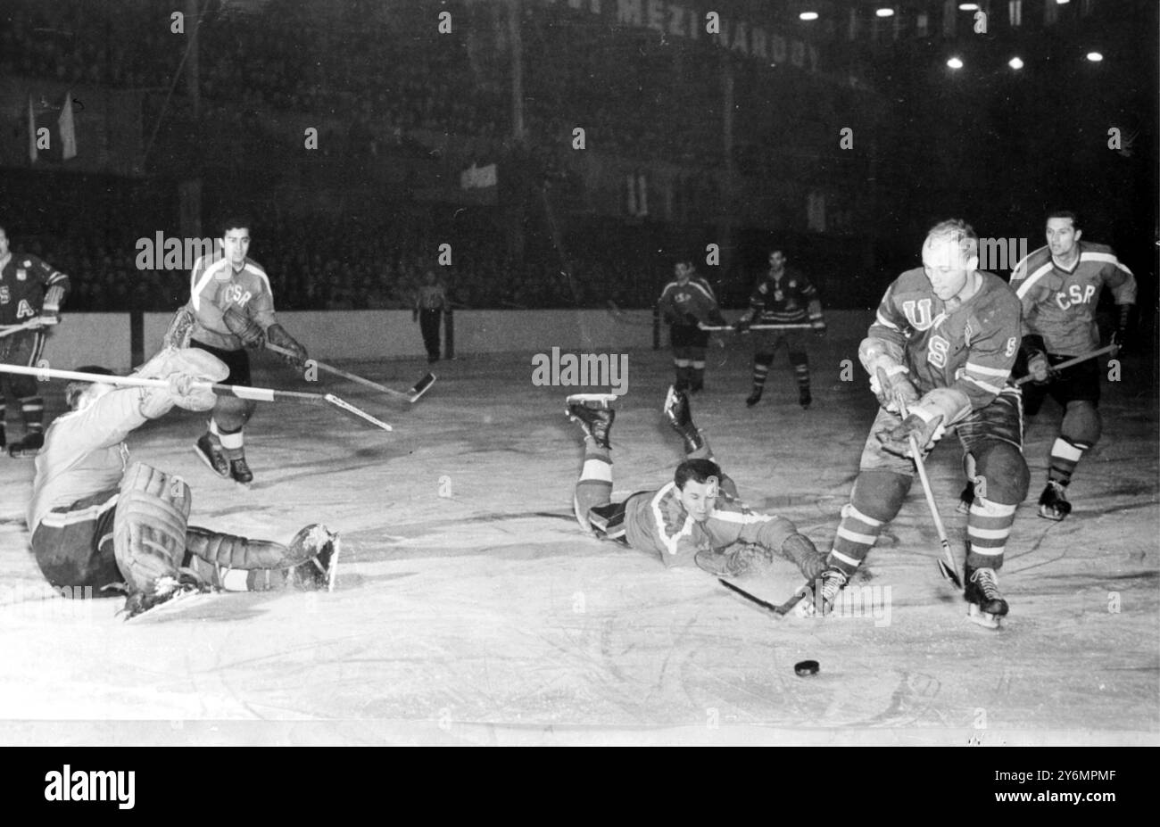 Prag, Tschechoslowakei: Im Spiel der USA gegen Tschechoslowakei erhält Robert Cleary die Kontrolle über den Ball, nachdem er sich mit tschechischen Spielern auseinandergesetzt hatte. Von links nach rechts sind Nadrchal, der tschechische Torwart Kasper und Potsch, beide Tschechen Cleary und Starsi aus der Tschechoslowakei. Amerika gewann das Spiel mit 4:2. 15. März 1959 Stockfoto