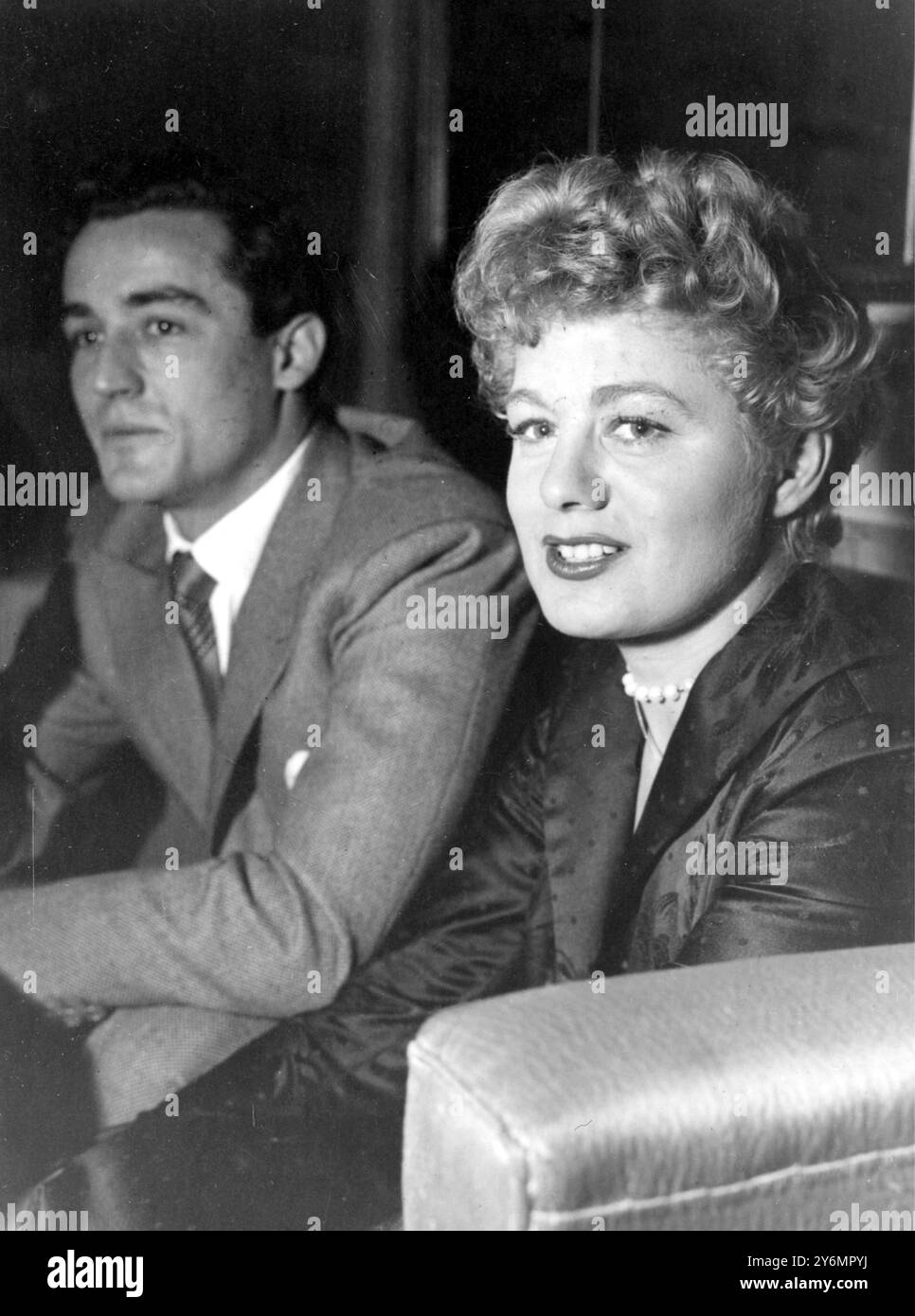 Rom: Die schwüle Hollywood-Schauspielerin Shelley Winters und der zukünftige Ehemann Vittorio Gassman entspannen sich während der Pressekonferenz in Rom auf einer Couch. Der Nachrichtensprecher wurde von der Romantik des Paares erzählt, und Vittorio, einer der führenden Schauspielerinnen Italiens, bestätigte, dass er die amerikanische Filmschauspielerin heiraten würde, sobald er sich von seiner entfremdeten Frau scheiden ließ. 3. Februar 1952 Stockfoto