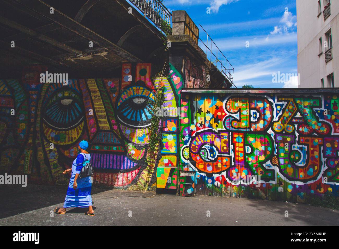 Frankreich, Paris. Bunte Straßenkunst unter der Metro Stockfoto