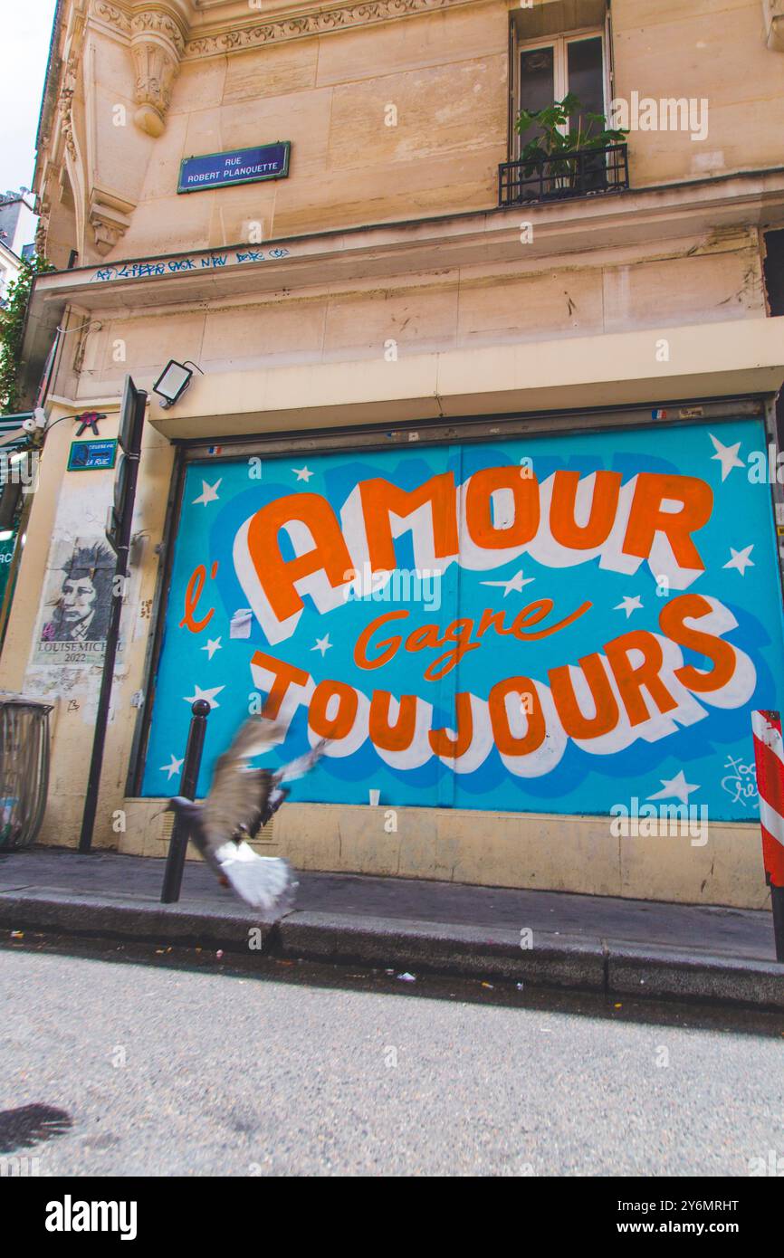 Frankreich, Paris. Street Art, Liebe gewinnt immer Stockfoto