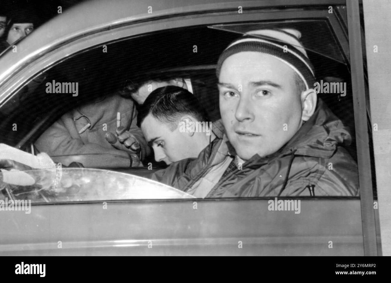 Stockholm, Schweden: Erik Carlsson, der in einer anderen Saab drei aufeinanderfolgende R.A.C.-Rallyes in Großbritannien gewann, machte sich heute früh in einer Saab von Stockholm aus auf den Weg, um den zermürbenden Lauf durch Deutschland, Belgien und Frankreich nach Monto Carlo zu führen. Carlsson und sein Beifahrer Gunnar Palm nehmen an der Monte Carlo Rally 1963 Teil, die am Dienstag, den 22. Januar, in Monaco endete. Carlsson ist die nächste Kamera. 19. Januar 1963 Stockfoto