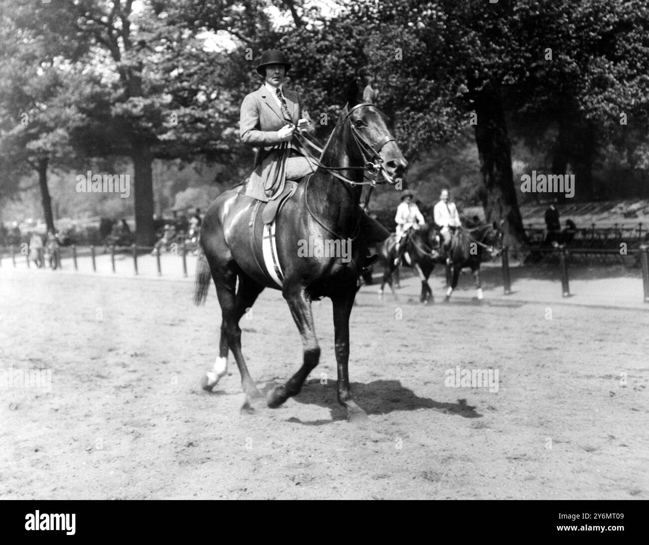 Society in the Park Lady Wimborne Riding in the Row 16. Mai 1924 Stockfoto