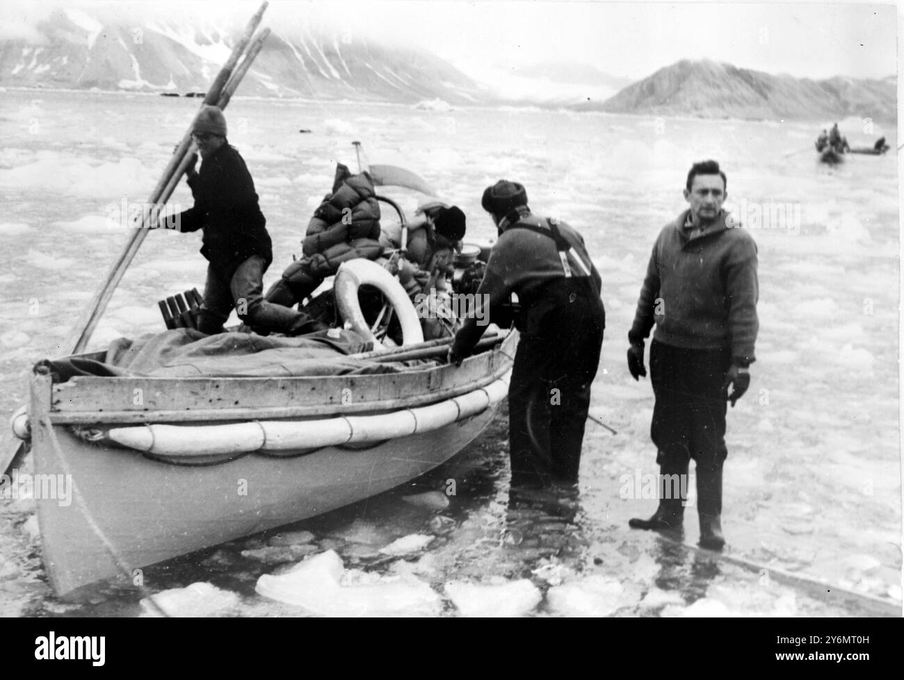 Warschau: Eine Gruppe von Wissenschaftlern unter der Leitung von Dr. Stanislaw Siedlecki machte sich auf eine wissenschaftliche Erkundung während der vierten polnischen Ausstellung nach Spitzbergen. Kurz nach der Aufnahme dieses Fotos wurde ein Freak Sturm, der um das Land wütete, auf dem Brimodden Cap gefangen gehalten, und hohe Wellen versenkten eines der Boote, in denen ein großer Teil der Vorräte enthalten war. Das TE-Aufklärungsteam war einige Zeit gefangen, bevor es gelang, zu ihrer Basis zurückzukehren. 15. Oktober 1960 Stockfoto