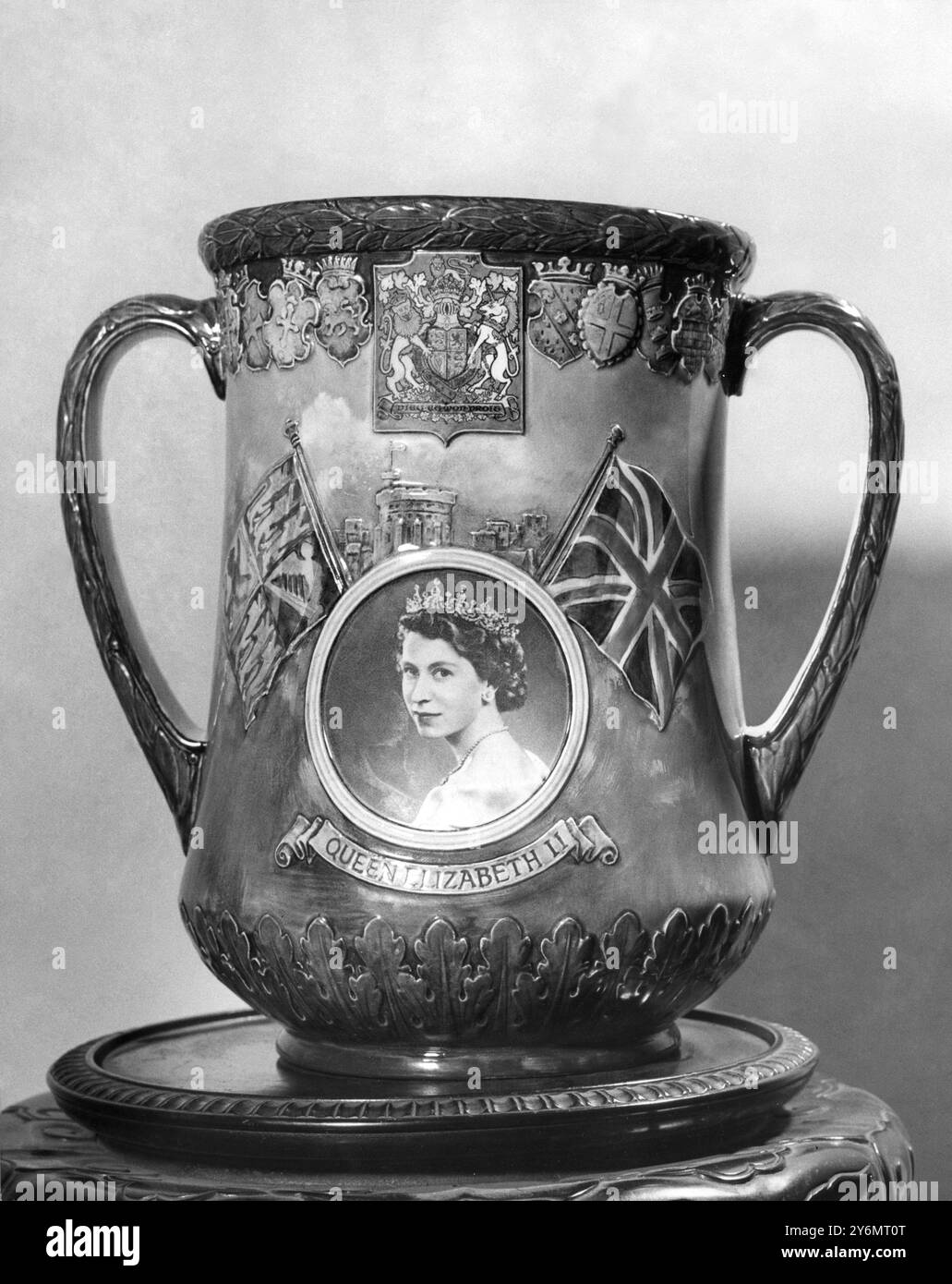 Krönungs-Souvenir Coronation Loving Cup mit Königin Elisabeth II. 1952 Stockfoto