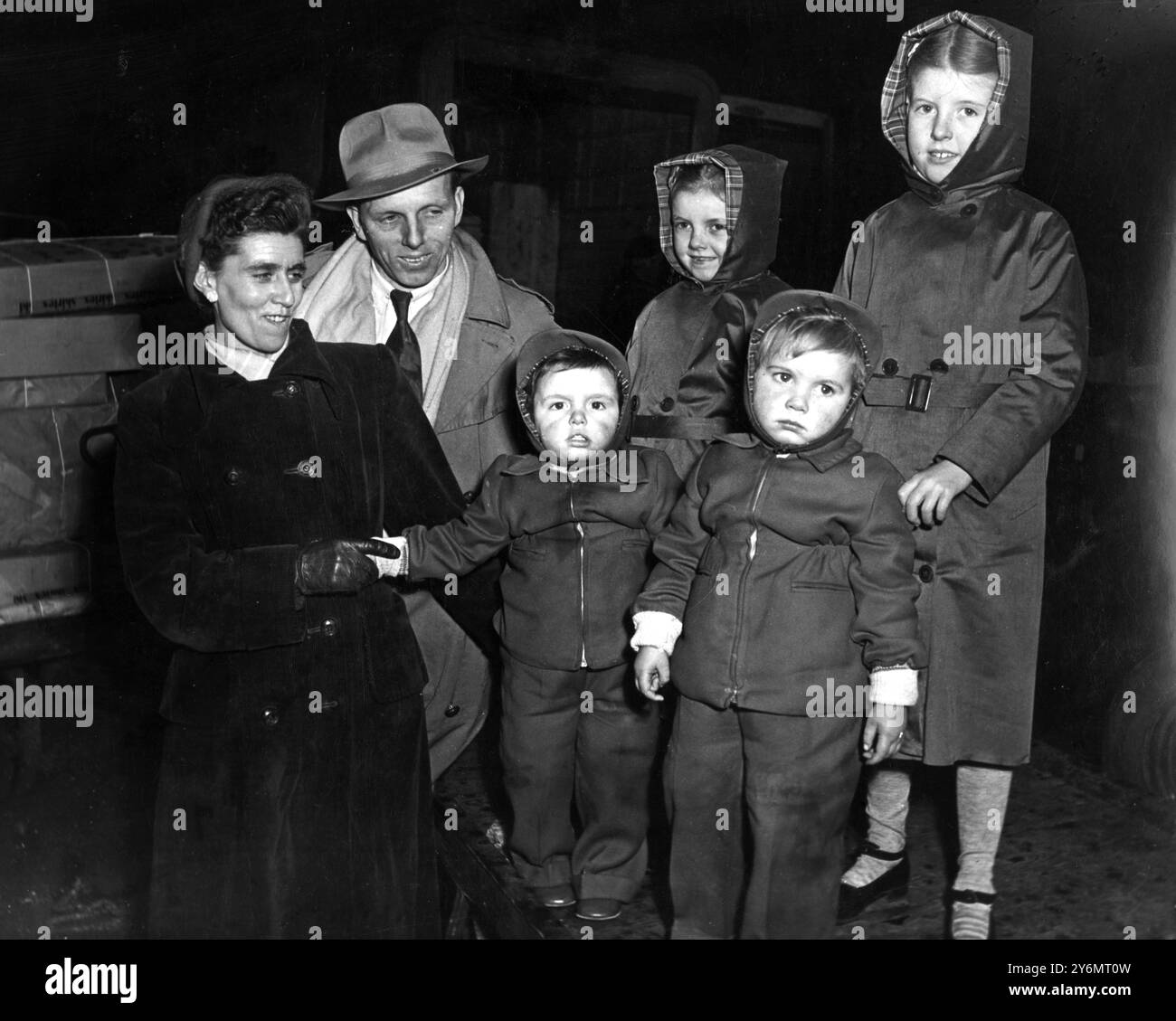 Englische Emigranten verlassen 1955 nach Australien im Rahmen des Programms für freie und unterstützte Passage. Herr und Frau John Kemp aus Gravesend, Kent, die mit ihren zwei Jungen und zwei Mädchen im Alter von 9, 7, 3 und 1 1/2 nach Queensland fahren, am Bahnhof St Pancras, London, auf dem Weg zur Strathaird, die England heute am 18. April 1955 verlassen Stockfoto