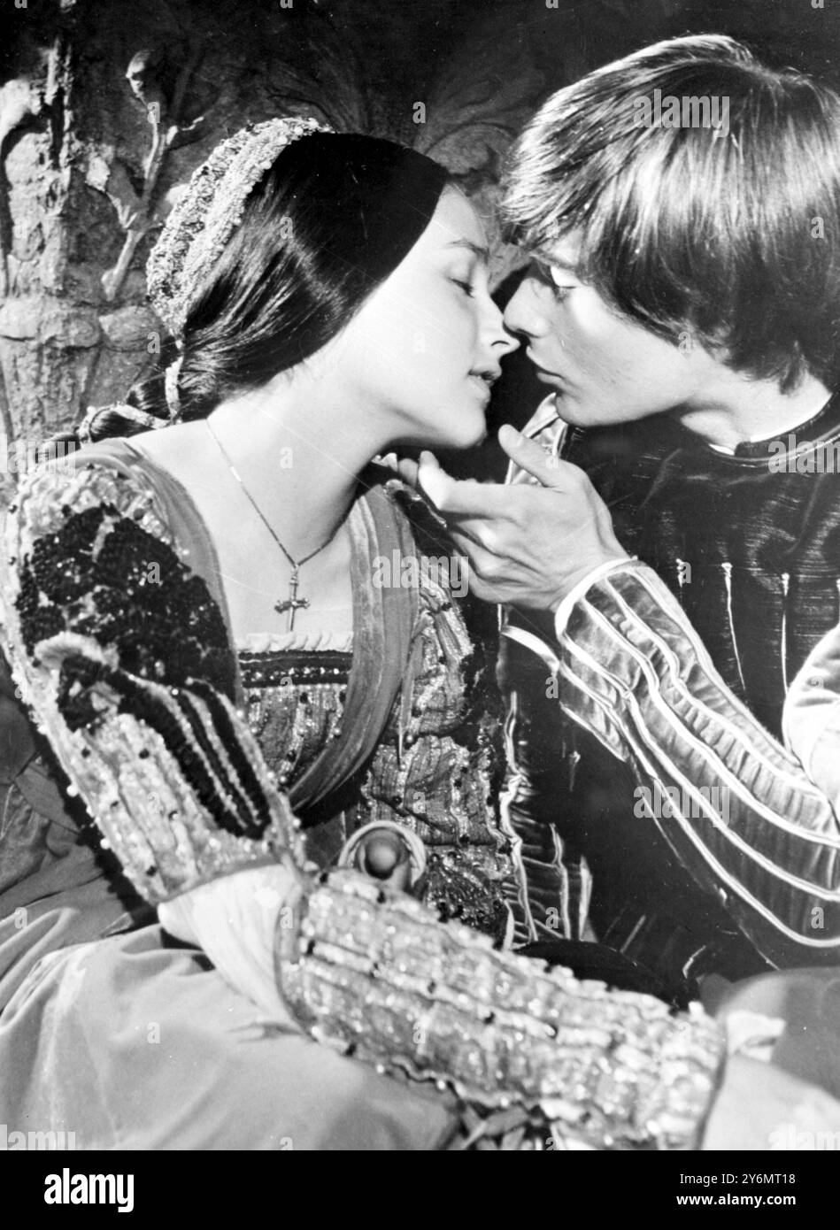 London: Die Teenager Olivia Hussey, 16 Jahre alt, und Leonard Whitting, 17, küssen sich während des neuen Romeo und Julia-Films, in dem sie die Titelrollen spielen. 11. Dezember 1967 Stockfoto