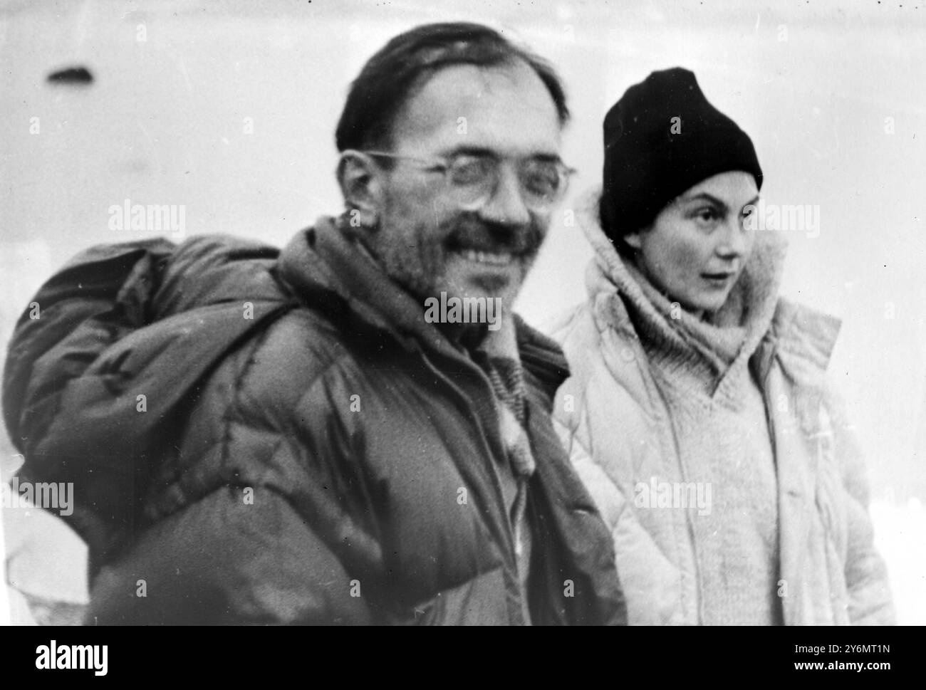 Warschau: Zwei Wissenschaftler der vierten und letzten polnischen Expedition nach Spitzbergen, Dr. Stanislaw Siedlecki, und seine Frau Anne, eine Geologin, sind hier vor dem Hintergrund der eisgebundenen Öden abgebildet. Die Forschungsarbeiten der kürzlich nach Warschau zurückgekehrten Expedition wurden auf einem viel größeren Umfang der Insel durchgeführt als in den vergangenen Jahren. Zusätzliche geografische Daten wurden gesammelt und zoologische Untersuchungen zur Fauna der Seen, die sich in der Nähe der Basis der polnischen Expedition in der Weißbärenbucht befinden, abgeschlossen. 15. Oktober 1960 Stockfoto