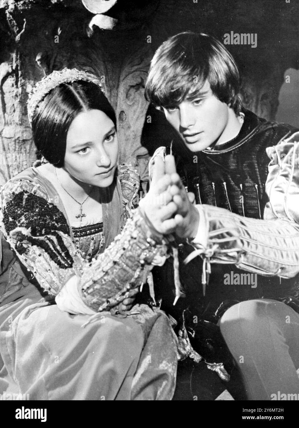 London: Die Teenager Olivia Hussey, 16 Jahre alt, und Leonard Whitting, 17, küssen sich während des neuen Romeo und Julia-Films, in dem sie die Titelrollen spielen. 11. Dezember 1967 Stockfoto