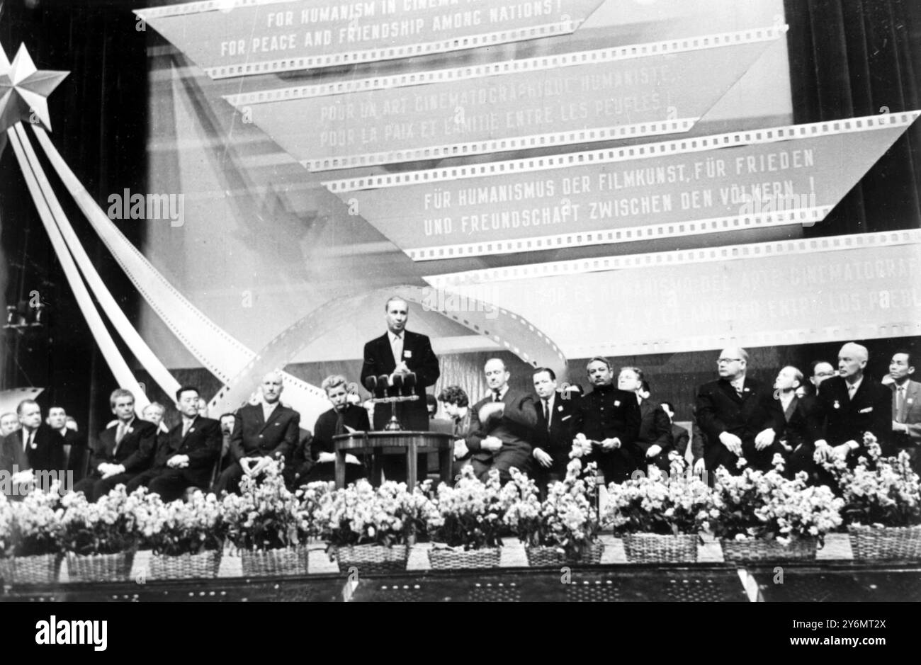 Moskau, UdSSR: Am 11. Juni fand die feierliche Eröffnung des zweiten internationalen Moskauer Filmfestivals statt. Hier wird der souveräne Produzent Sergej Yutkewitsch gezeigt, der das Festival für eröffnet erklärt. Das Festival findet im neuen Russland-Kino statt, auf dessen Bühne die Eröffnungszeremonie durchgeführt wurde. 13. Juli 1961 Stockfoto