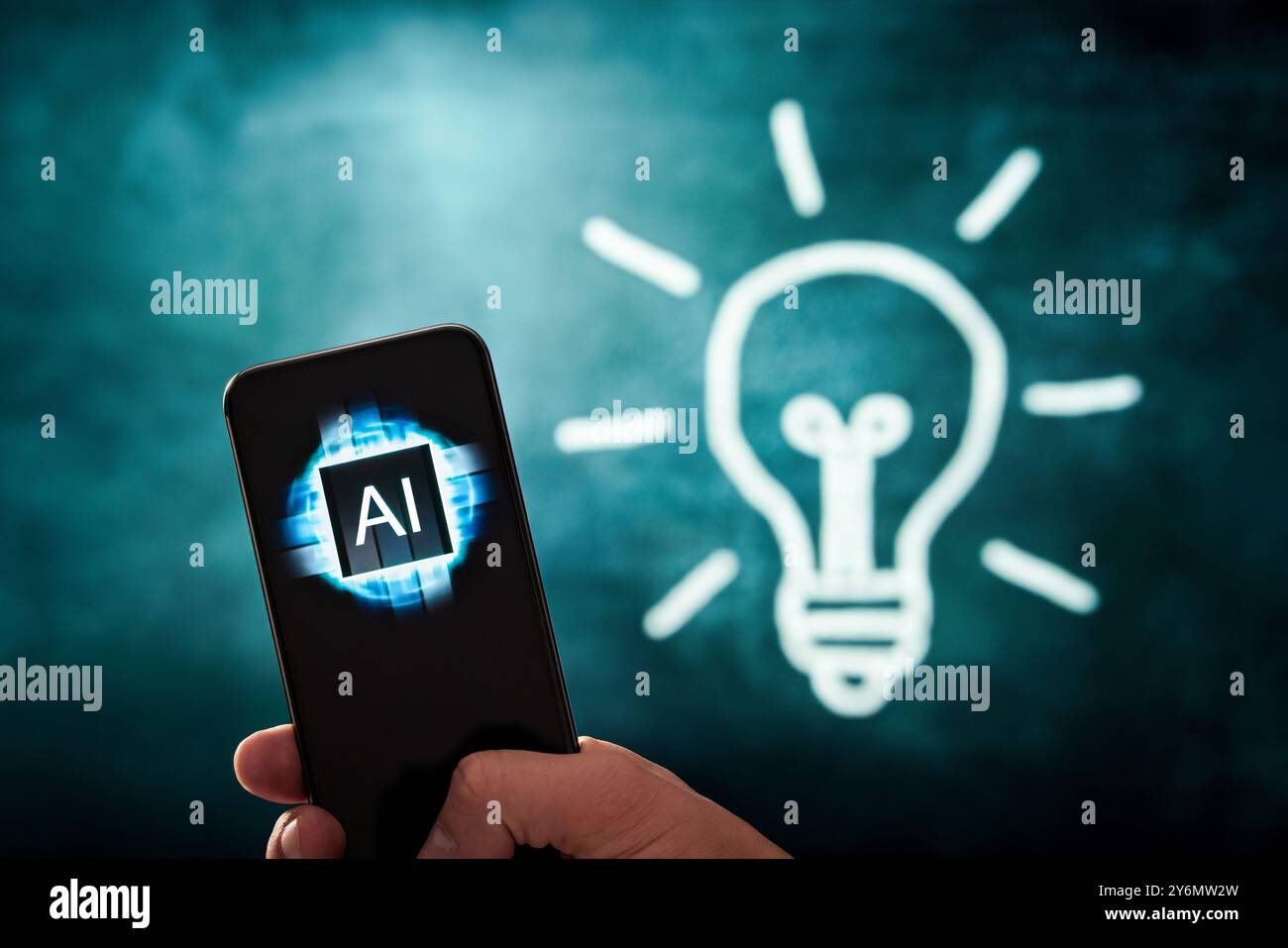 KI-Idee und Innovation. Technologie für kreative Lösungen und Inspirationen. Glühlampe auf der Tafel. Grüne Energie und Zukunftsenergie, ESG. Schule Stockfoto