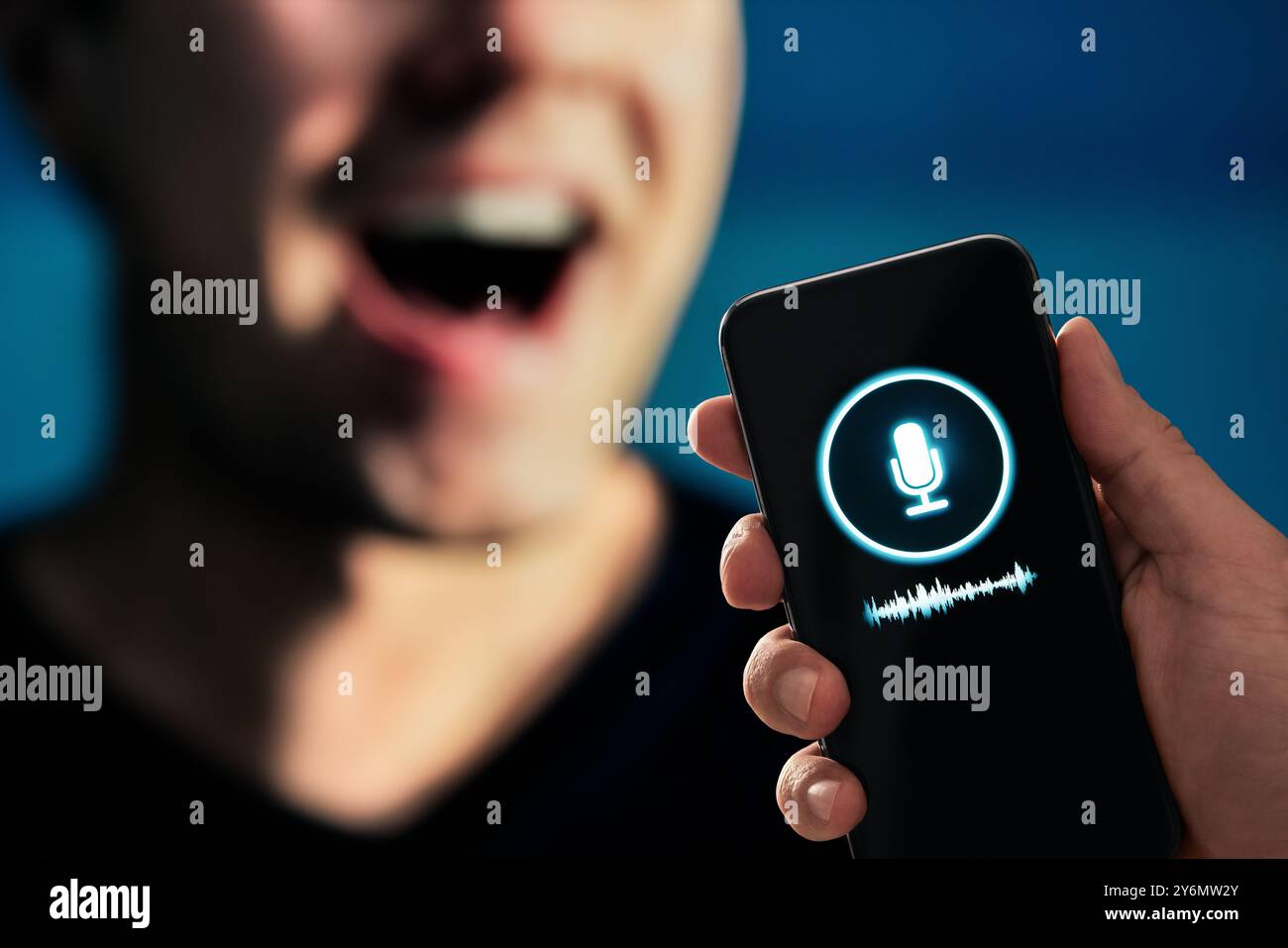 Spracherkennung, KI-Sprachgenerator oder Audioaufzeichnungs-App auf dem Telefon. Tiefer, gefälschter Gesang. MIC-Symbol und Kurve aufzeichnen. Deepfake-Betrug. Virtueller Klon. Stockfoto