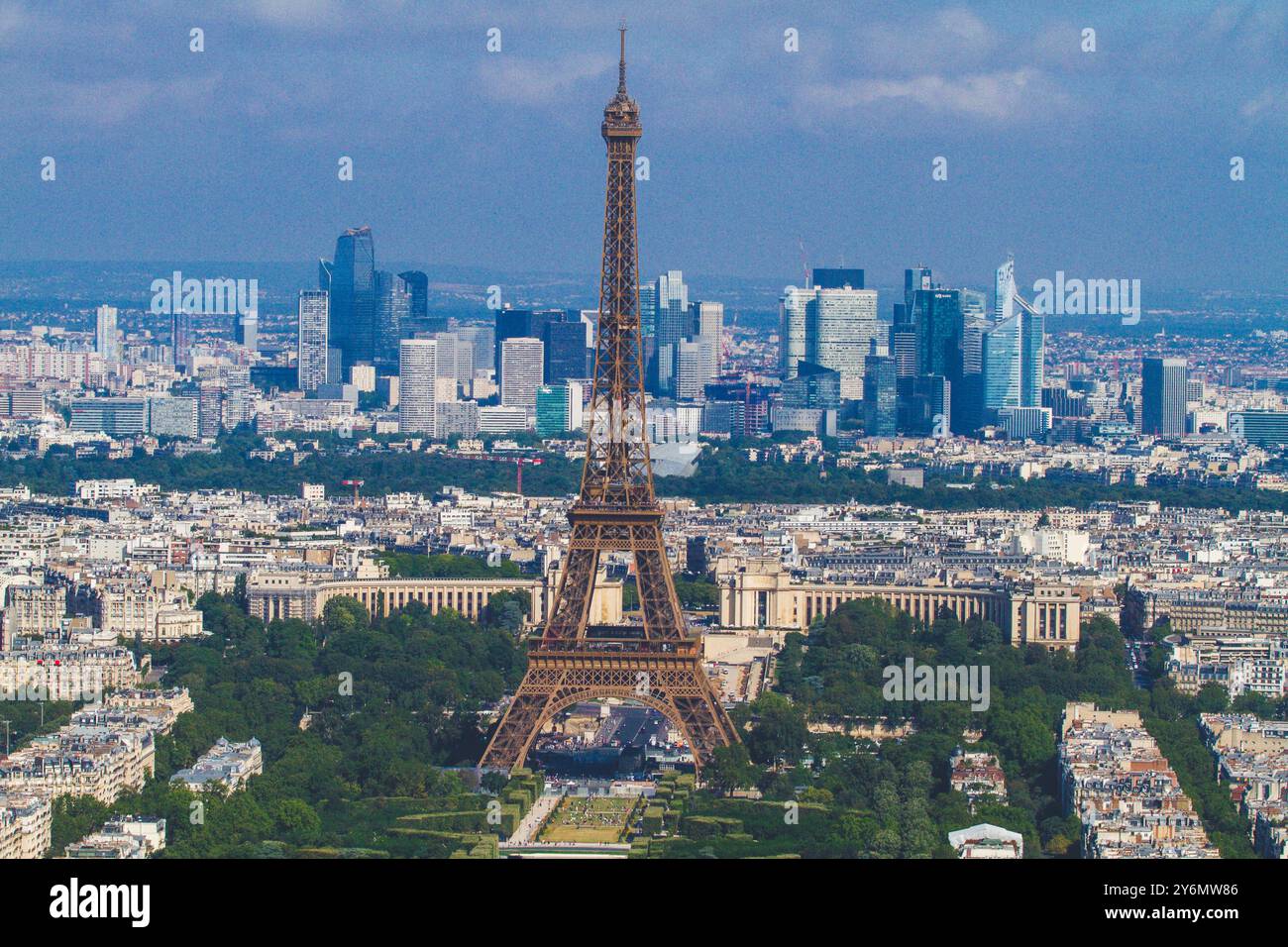 Frankreich, Ile-de-France, Paris, Eiffelturm, im Hintergrund, La Défense Stockfoto