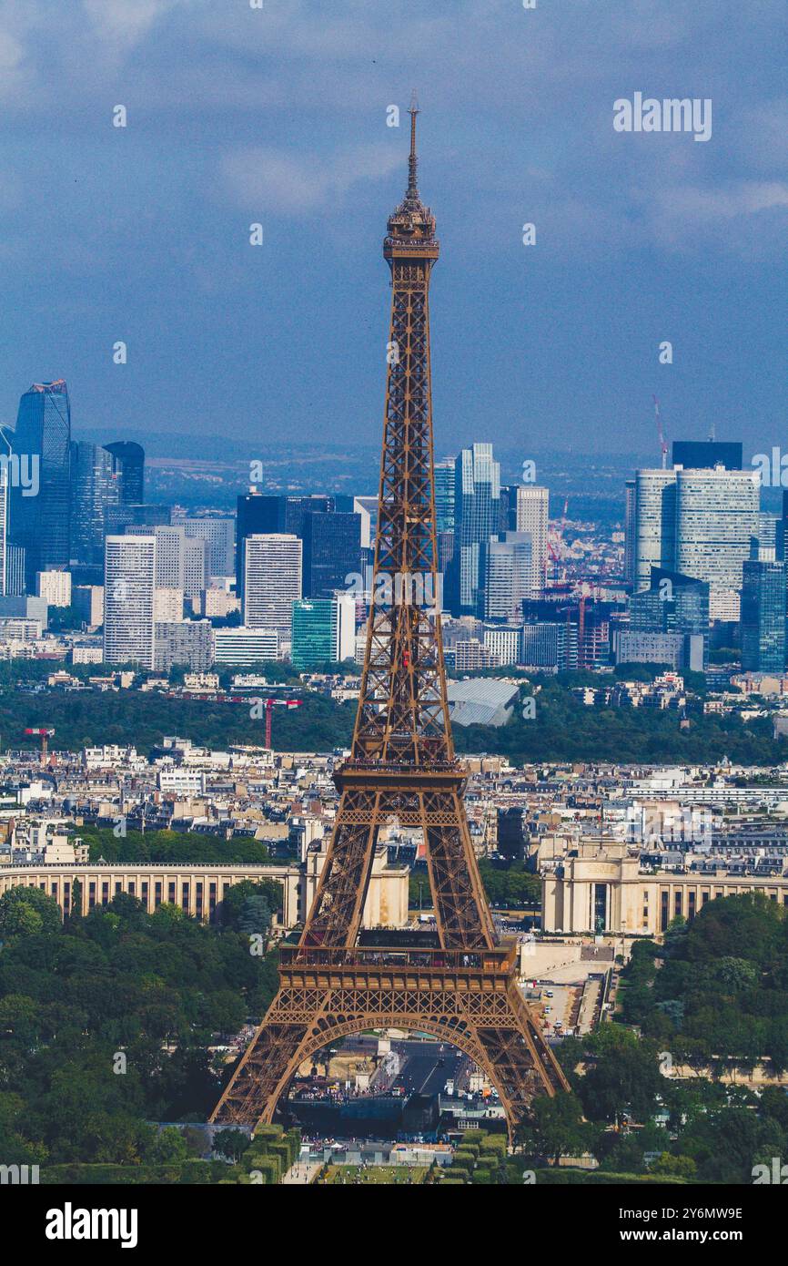 Frankreich, Ile-de-France, Paris, Eiffelturm, im Hintergrund, La Défense Stockfoto