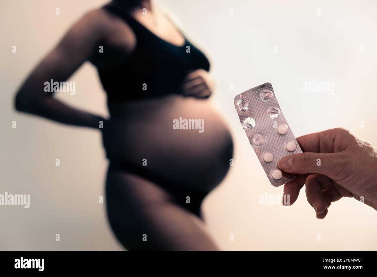 Schwangerschaft und Medizin. Schwanger und Pillen für Vitamine oder Jod. Anämie, Eisenmangel und Mangel. Nahrungsergänzungsmittel oder Medikament für kranke Frau. Stockfoto