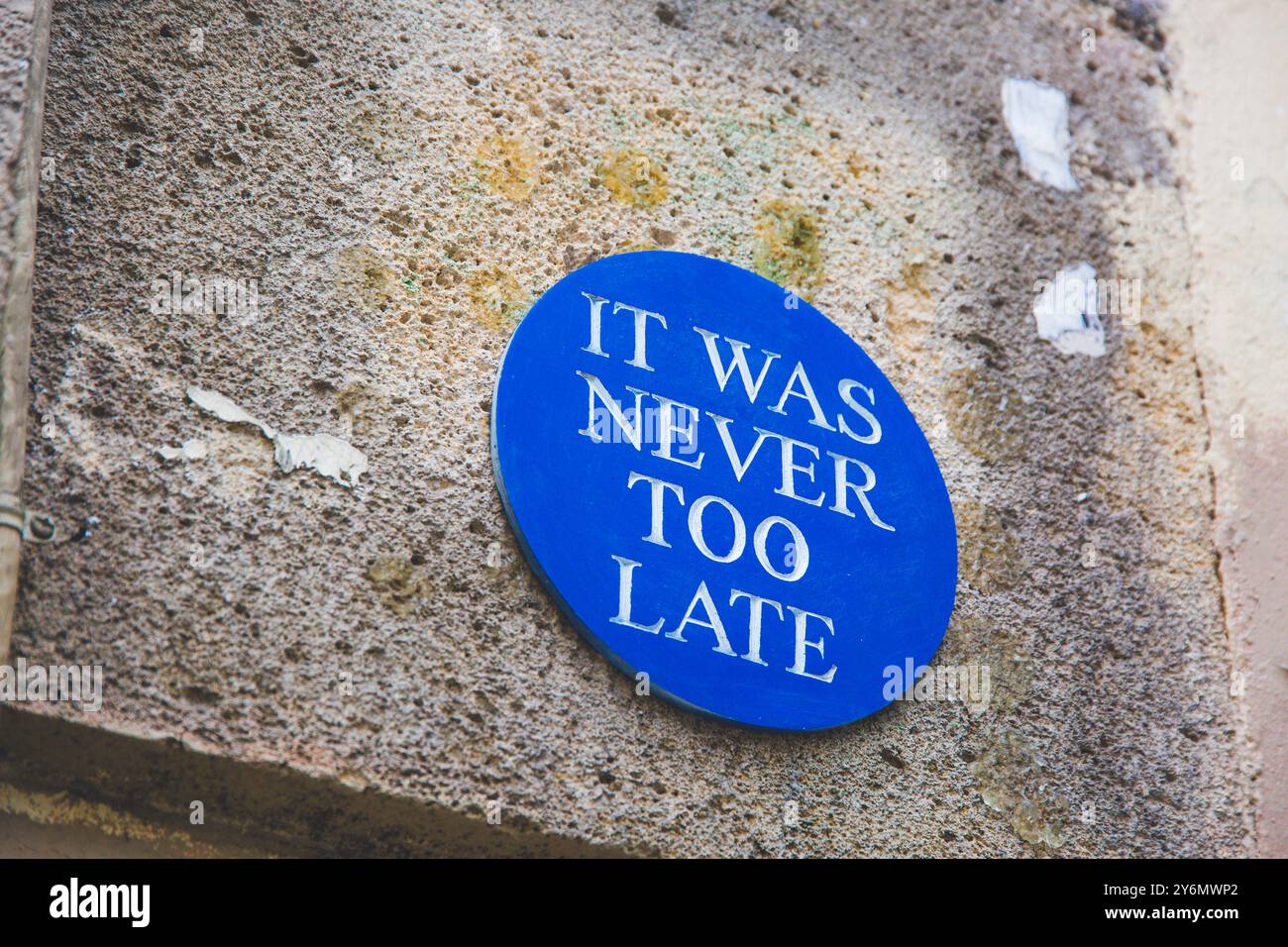 Paris, künstlerische Dekoration an einer Wand mit den Worten. Es war nie zu spät. Stockfoto
