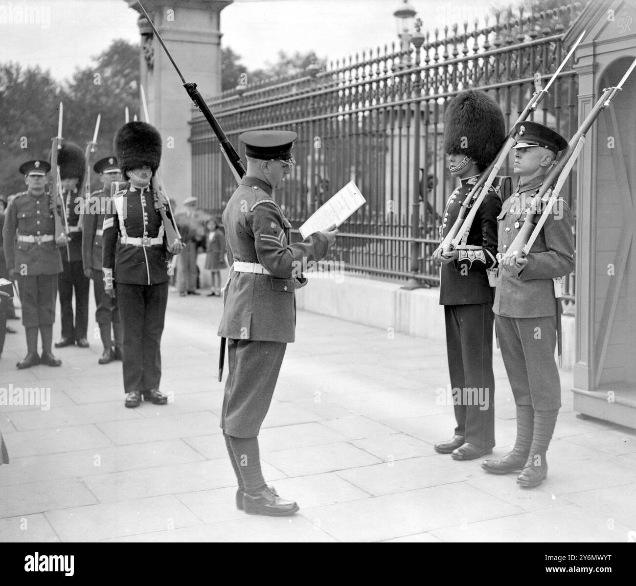 London die Übernahmewache der H.A.C. im Buckingham Palace Dies ist das erste Mal in der Geschichte, dass Territoriale die Ehre der aufsteigenden Wache im Buckingham und saint James’s Palace hatten. 6. Juli 1939 Stockfoto