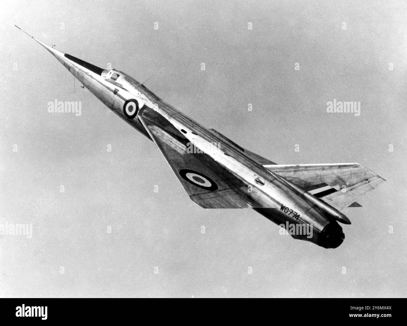 Das Fairey Delta II, das den Weltrekord der Fluggeschwindigkeit mit 1.132 Stundenkilometern über eine Strecke von neun Meilen zwischen Chichester und Ford, Sussex, unterbrach. Das Flugzeug, wegen seines Aussehens Droop Snoot genannt, wird von einem Rolls-Royce Avon-Triebwerk mit Nachwärmfunktion angetrieben. In den Rekordläufen wurde es von Peter Twiss, Kriegszeit DSC und Bar gesteuert. - 11. März 1956 Stockfoto
