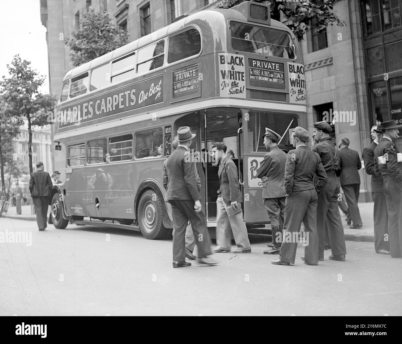 Der neueste Londoner Transportbus „R.T.I“, mehr Beinfreiheit oben, breitere Fenster, größere Zielschilder, ölbetriebener Motor mit Druckluft, Gummikotflügel... 13. Juli 1939 Stockfoto