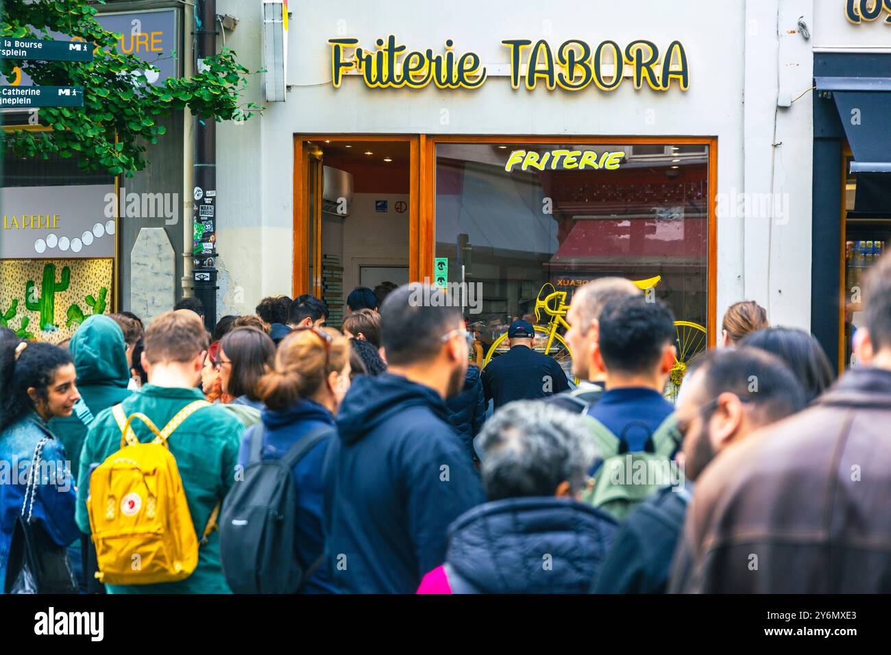 Belgien, Brüssel, berühmte Thabora French Fry Shop im Stadtzentrum mit einer Warteschlange vor dem Hotel Stockfoto