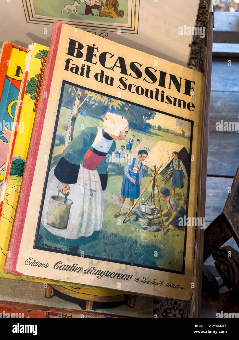 Belgien, Brüssel, Antiquitätengeschäft, Buch "Becassine fait du scoutisme" Stockfoto