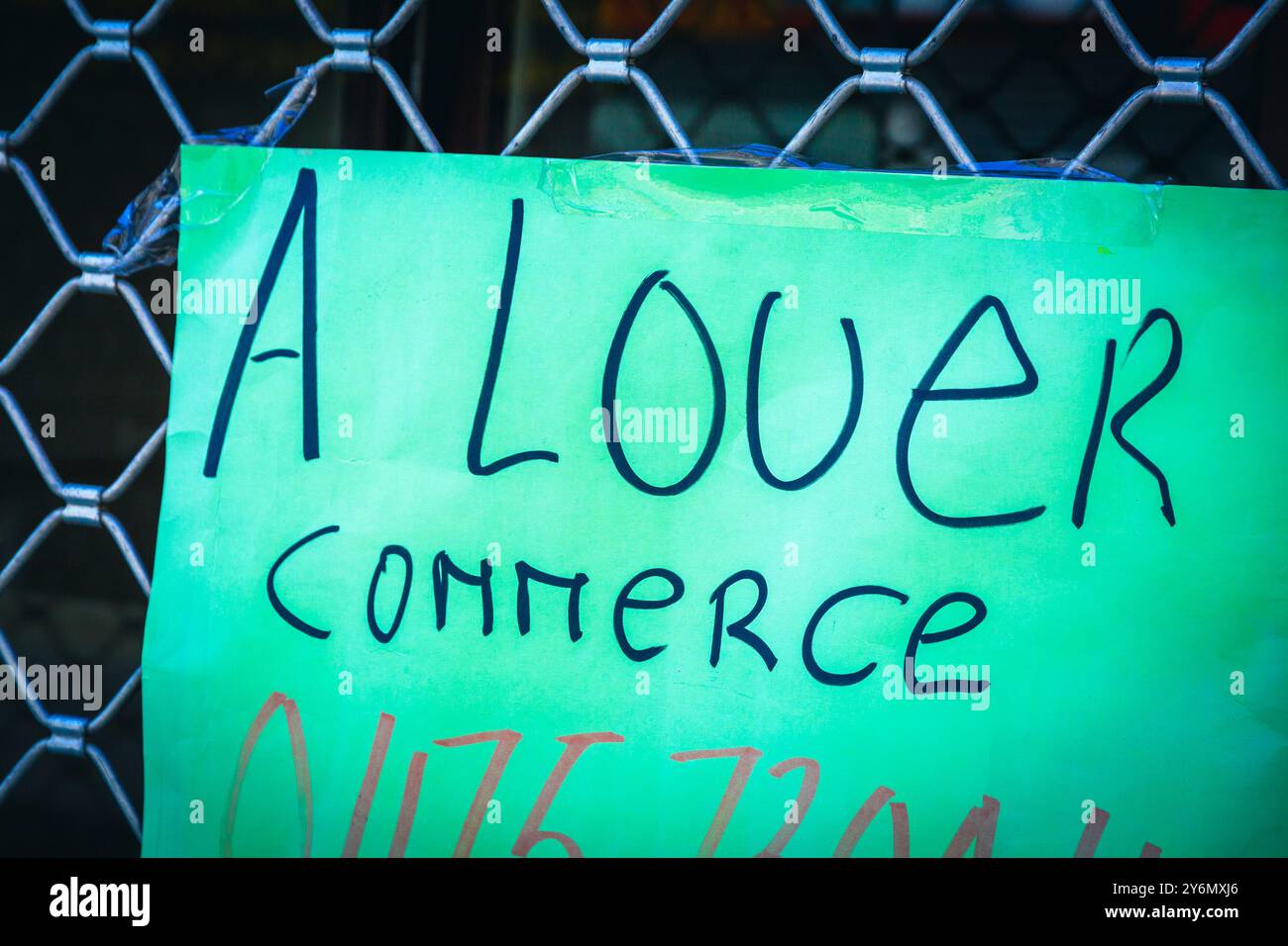 Belgien, Brüssel, Plakat über ein Geschäft mit einem eisernen Vorhang. Mietgeschäft. Stockfoto