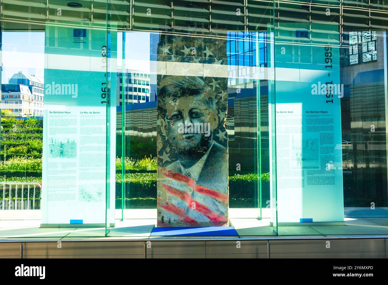 Europa, Belgien, Brüssel, Europäische Kommission, Teil der Berliner Mauer, mit dem Gesicht von John Fitzgerald Kennedy und der amerikanischen Flagge Stockfoto
