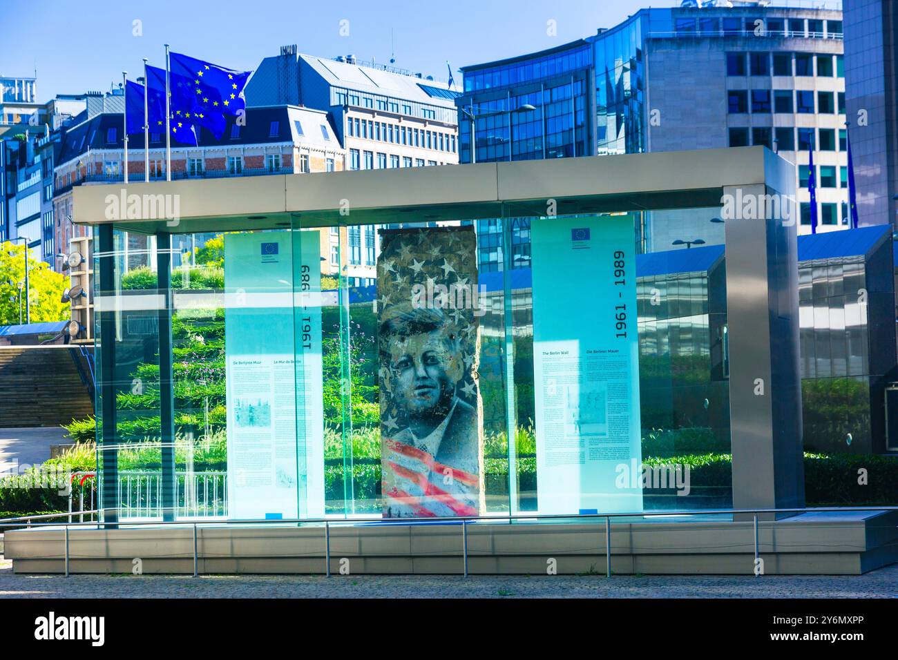 Europa, Belgien, Brüssel, Europäische Kommission, Teil der Berliner Mauer, mit dem Gesicht von John Fitzgerald Kennedy und der amerikanischen Flagge Stockfoto