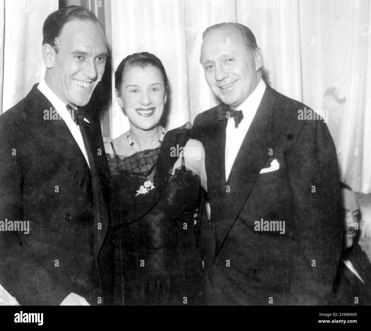 London: Im Londoner Cafe de Paris nach der Royal Variety Performance. Der Komiker Tommy Trinder Beatrice Lillie und der amerikanische Komiker Jack Benny. 16. November 1950 Stockfoto