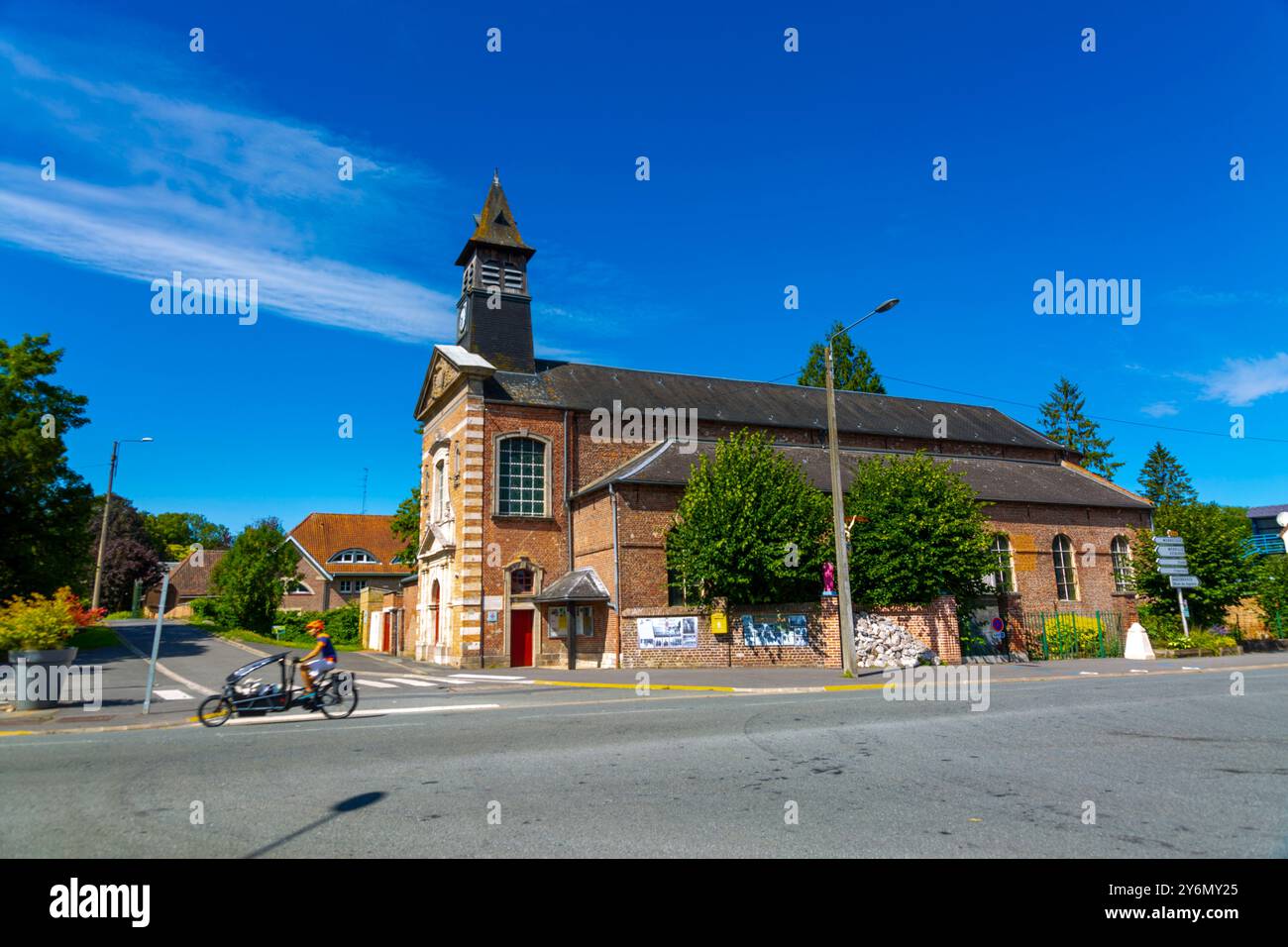 Frankreich, Hauts de France, Nord, Morbecque, La Motte au Bois. St. Thomas von Canterbury katholische Kirche Stockfoto