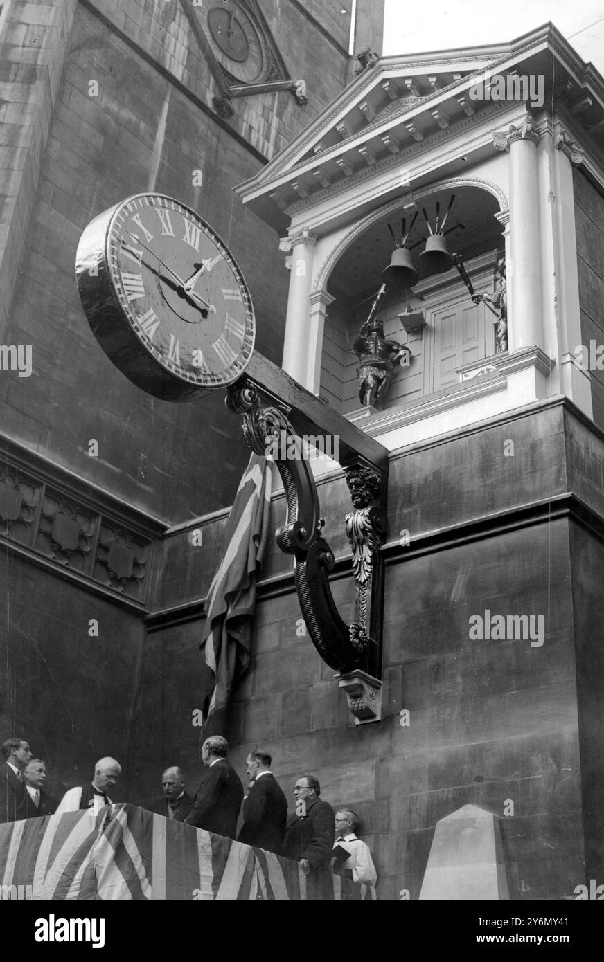 St. Dunstan's - im Westen, Fleet Street, hat seine alte trommelförmige Uhr mit markanten Buben restauriert, die eine der „Sehenswürdigkeiten“ vom späten 17. Jahrhundert bis 1830 war, als sie vom verstorbenen Lord Hertford gekauft wurde, als der alte Kirchenkrieg abgerissen wurde. 24. Oktober 1935 Stockfoto