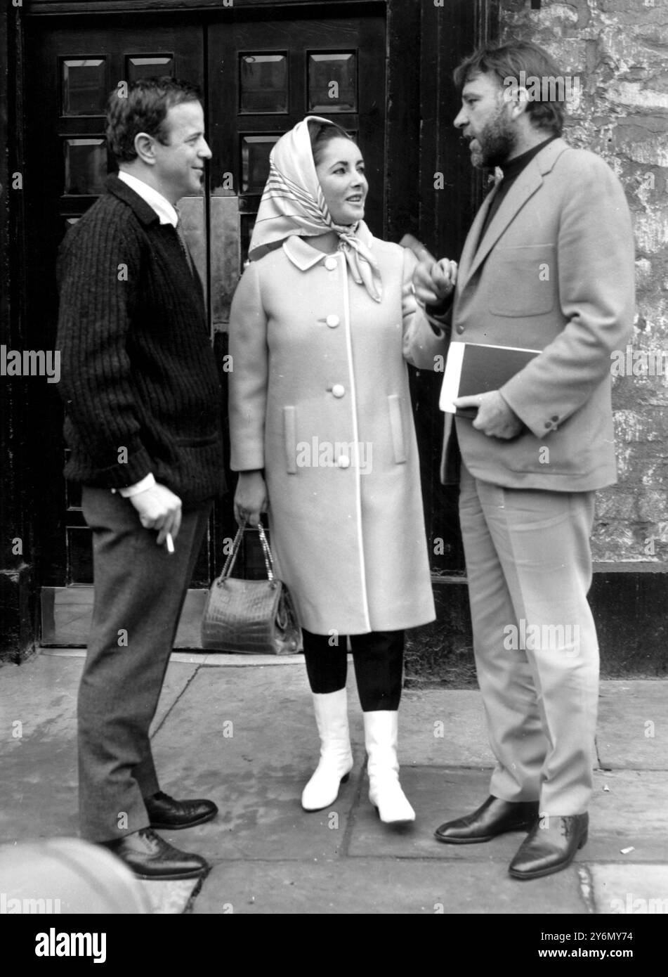Elizabeth Taylor und ihr Ehemann Richard Burton fotografierten in Woodstock mit dem italienischen Filmproduzenten Franco Zeffirelli während Gesprächen zu dessen neuem Film The Taming of the Shrew 3. Februar 1966 Dame Elizabeth Taylor, DBE, (* 27. Februar 1932) ist eine Oscar-Gewinnerin. Sie hat lange in den Vereinigten Staaten gelebt (und war einst eine Doppelbürgerin der USA), war aber immer ein britisches Untertanen. Stockfoto