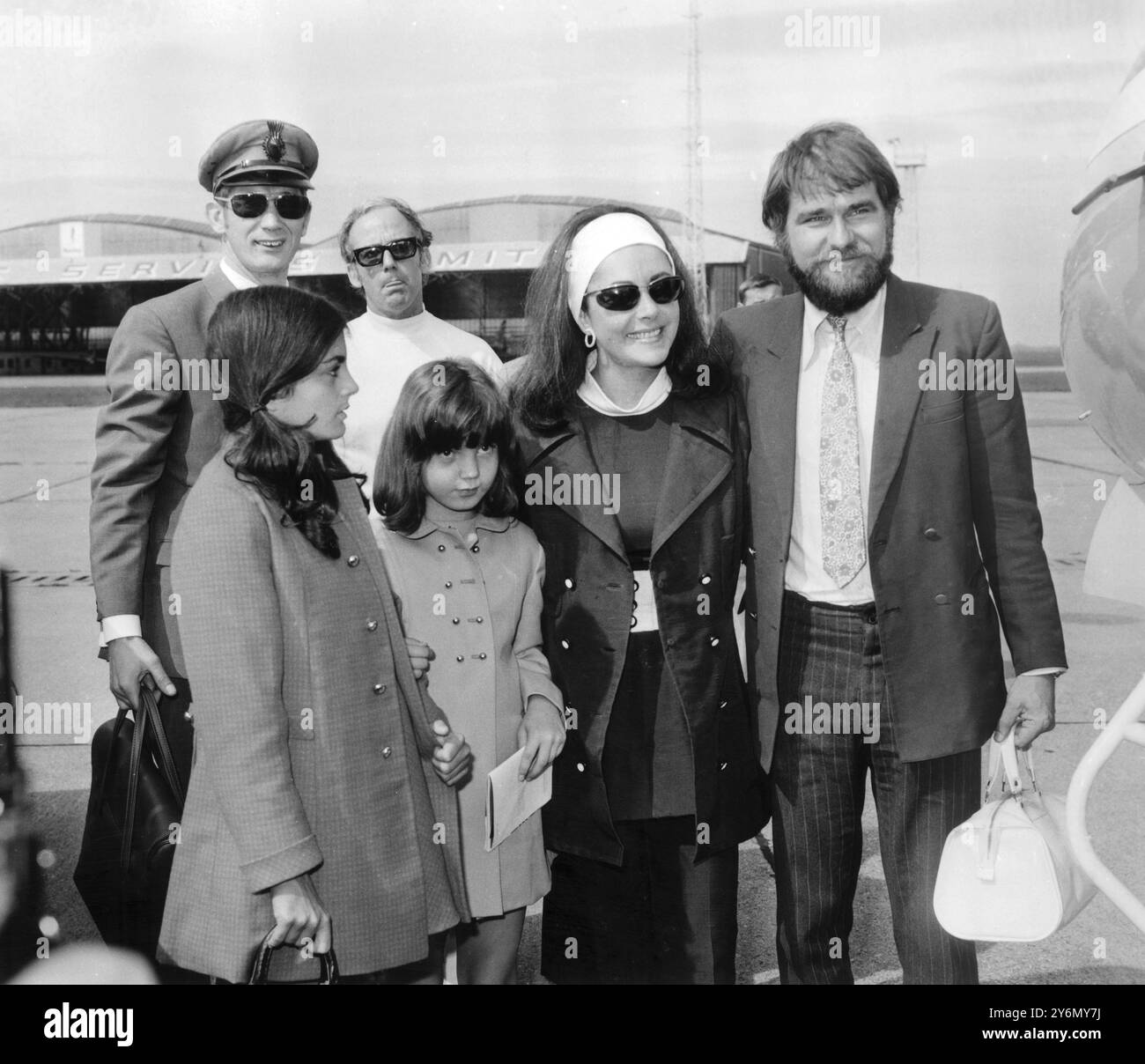 Elizabeth Rosemond Taylor Schauspielerin, geboren in London, und ihre beiden Kinder Liza und Maria am Flughafen London auf der rechten Seite ist Mr Brook Williams 18. August 1969 Dame Elizabeth Taylor, DBE, (* 27. Februar 1932) Stockfoto