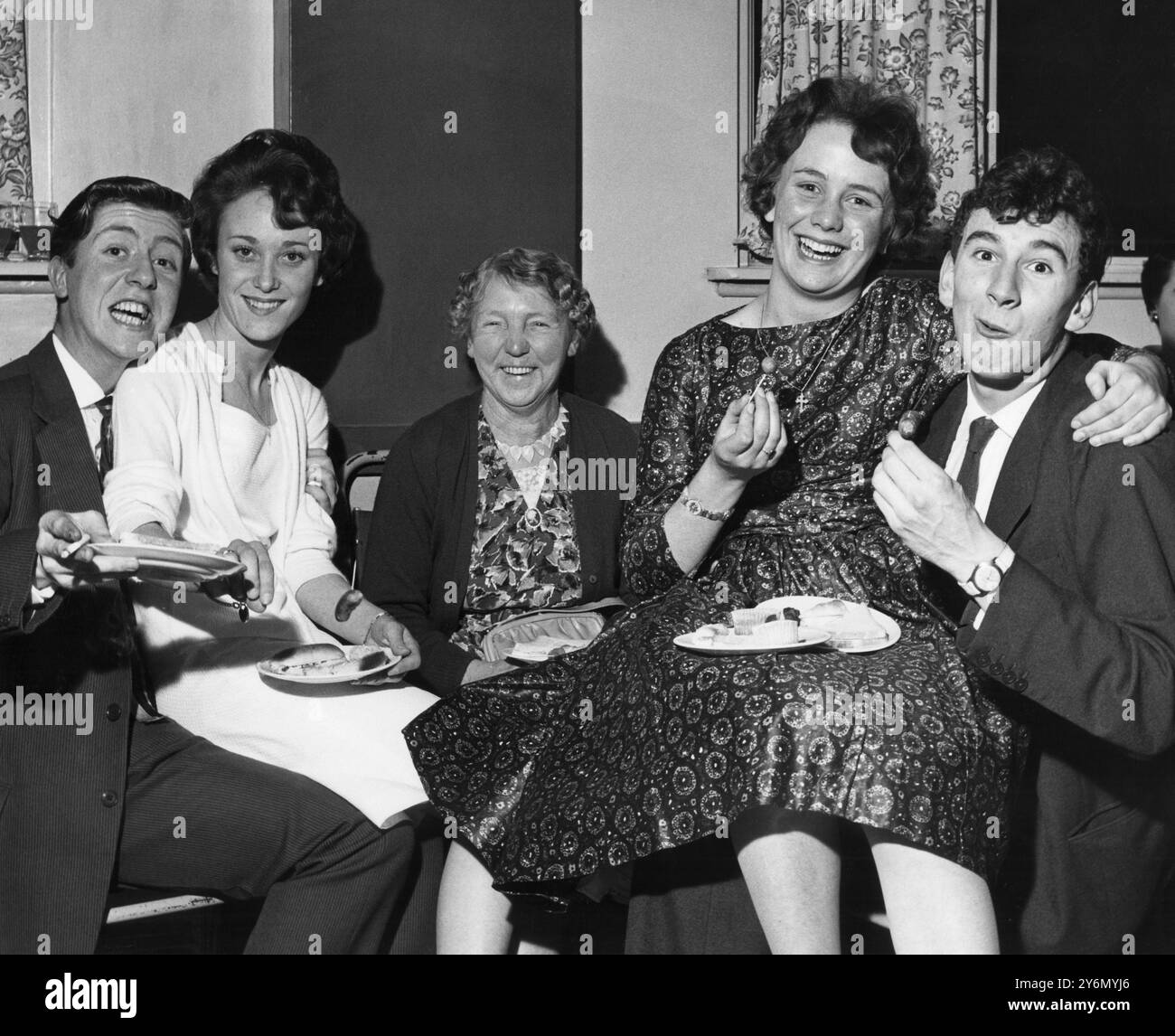 Steinkonservative tanzen. Diese jungen Tänzer hatten Spaß in der Lorenzo Fuller Hall - sie sind L to R Ian Hawkins, Janina Mitchell, Brenda Pettman mit John Pitttman, der das Clowning machte. Inmitten dieser temperamentvollen Teenager war Mrs. Mary Shotten 71 Jahre alt und sie genoss jede Minute davon. Januar 1961 Stockfoto