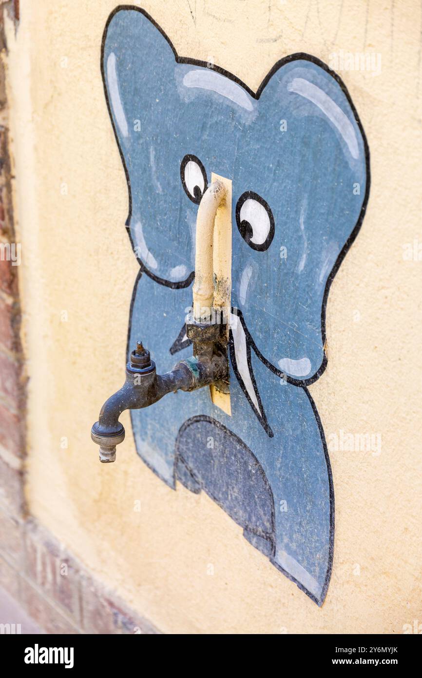 Frankreich, Normandie, Eure, Evreux, Zeichnung eines Elefanten an einer Wand mit einem Wasserhahn für einen Kofferraum Stockfoto