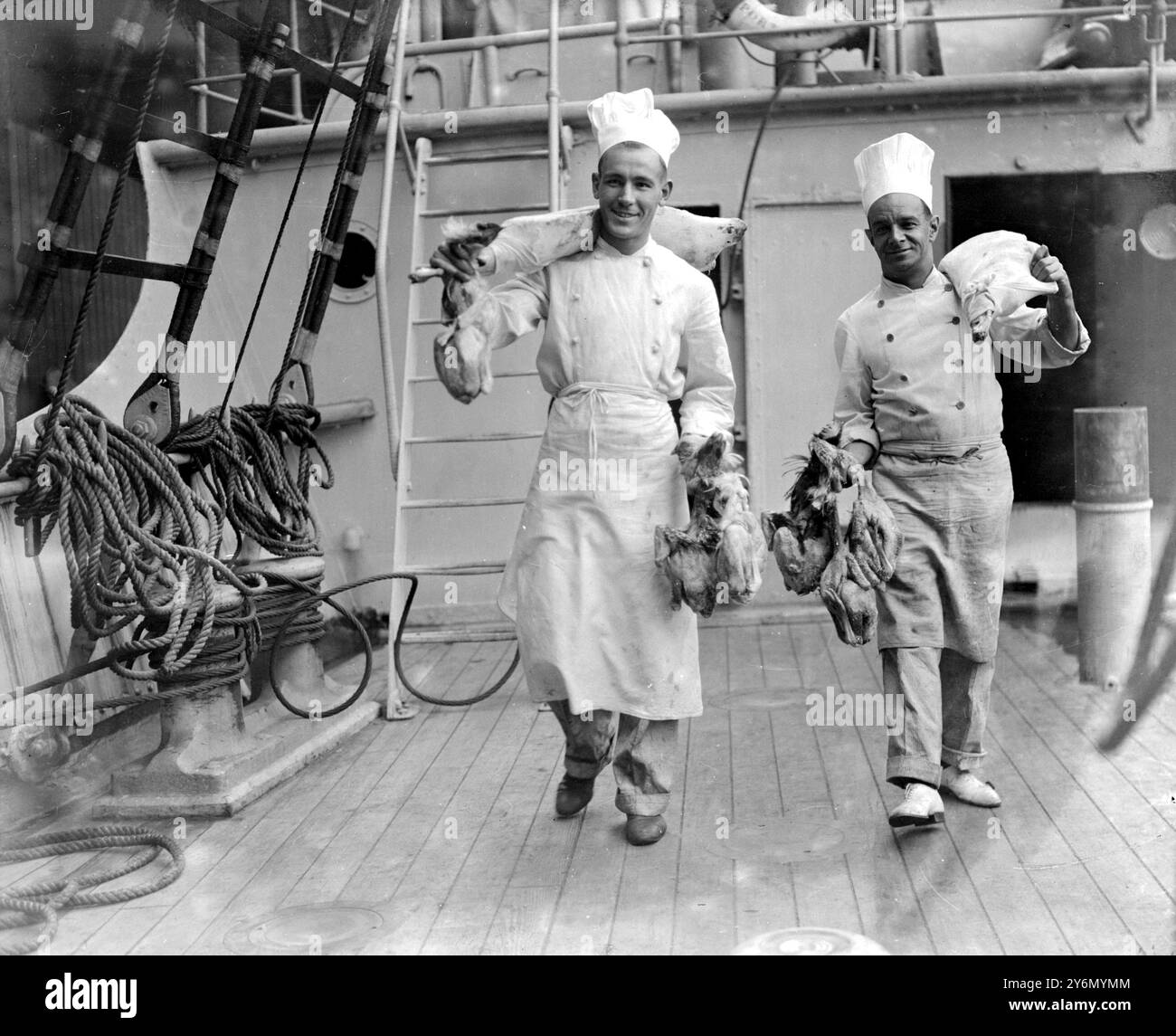 "Discovery II" am St. Katharine Dock am Vorabend ihrer vierten mission in der Antarktis wird sie 20 Monate abwesend sein. G. Irving und F. Smedley (rechts), die beiden Köche. 1. Oktober 1935 Stockfoto