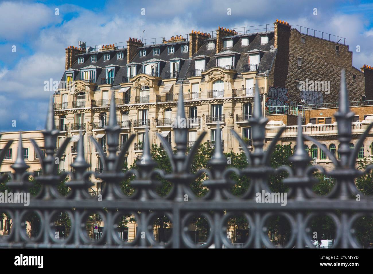 Frankreich, Paris, Haussmann styleFrance, Paris, 4. Arrondissement, boulevard Bourdon, Gebäude im Haussmann-Stil, ein Tor im Vordergrund Stockfoto