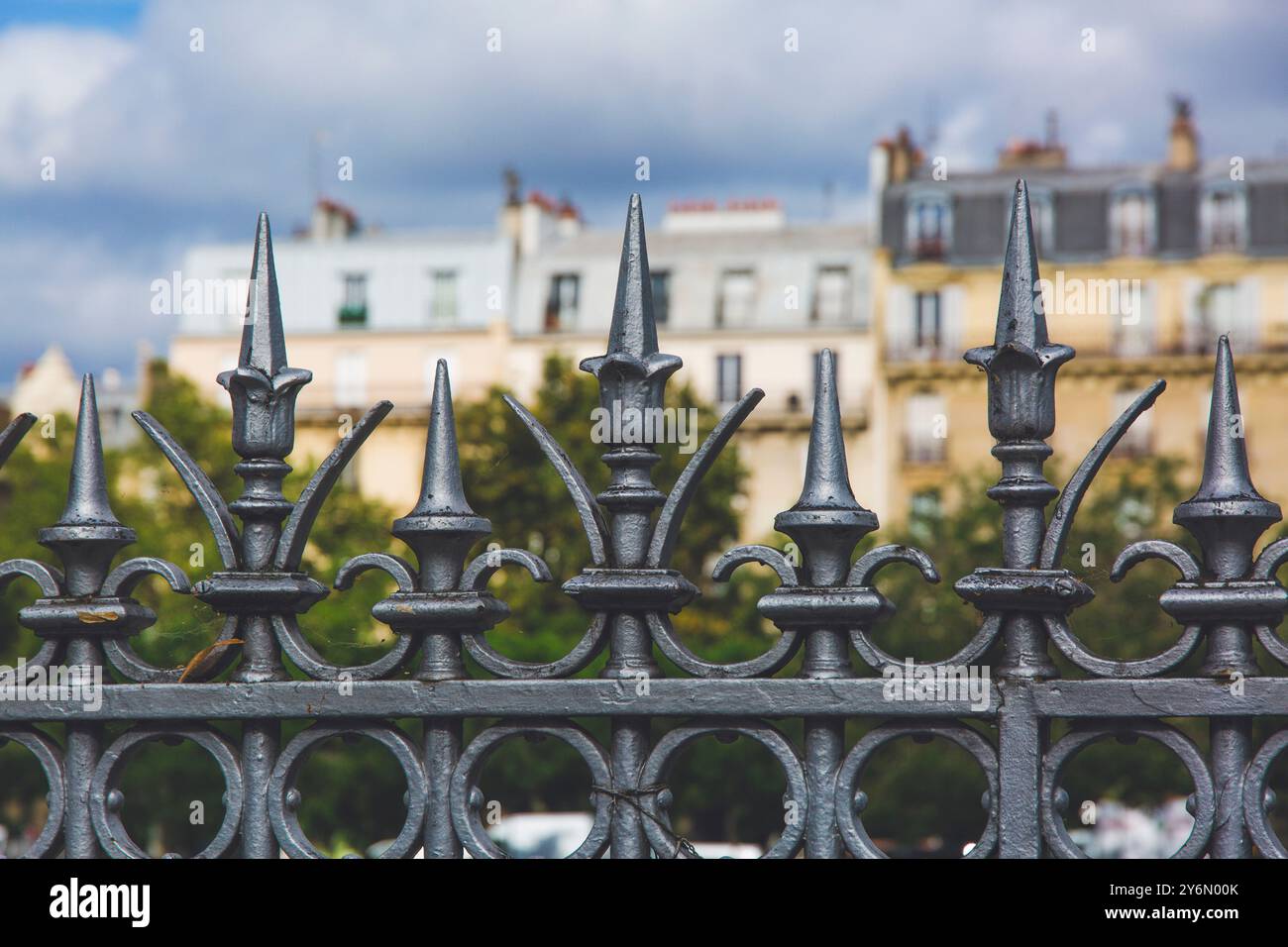Frankreich, Paris, Haussmann styleFrance, Paris, 4. Arrondissement, boulevard Bourdon, Gebäude im Haussmann-Stil, ein Tor im Vordergrund Stockfoto