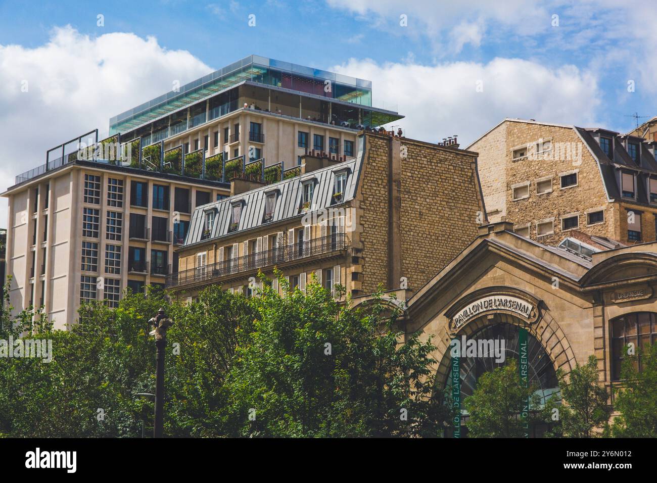 Frankreich, Paris, 4. Arrondissement, Gebäude, Pavillon de l'Arsenal im Vordergrund Stockfoto
