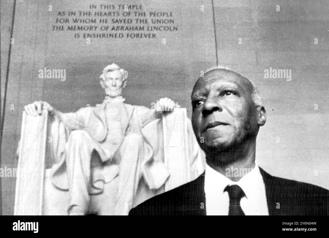 Washington, D.C. : die Statue von Abraham Lincoln, dem Präsidenten, der die Sklaven befreite, dient als symbolische Kulisse für den Bürgerrechtler A. Philip Randolph am Lincoln Memorial während des massiven bürgerrechtsmarsches am 28. August 1963 in Washington. Randolph und March on Washington Leaders sprachen zu den geordneten Demonstranten.28. August 1963 Stockfoto