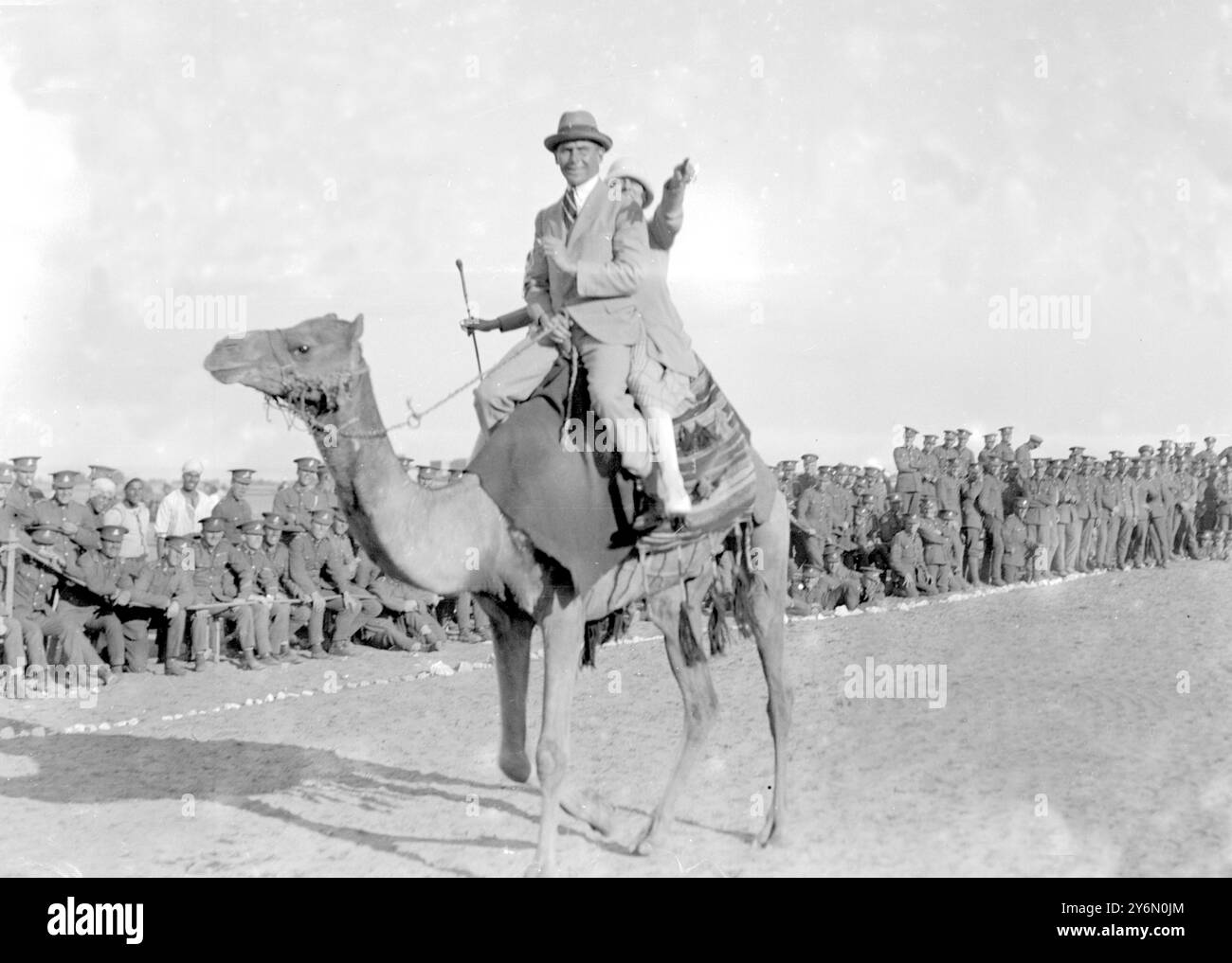 Die Kairoer Saison. Militärgymkhana in der Wüste, gehalten von Herzog von Wellington's Regt in ihrem Lager in der Nähe der Pyramiden. Star war das Kamelrennen für „Jockey and Passanger“ – die Parade für den Wettbewerb im Februar 1925 Stockfoto