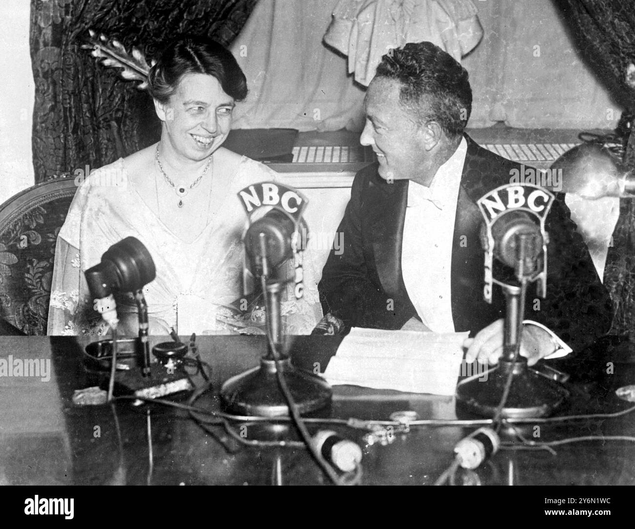 Franklin D. Roosevelt, Ehefrau des amerikanischen Präsidenten, und Konteradmiral Richard E. Byrd. Der Polarforscher überbrachte am 20. Jahrestag des Eintritts Amerikas in den Ersten Weltkrieg eine Friedensbotschaft aus dem Weißen Haus Washington. 12. April 1937 Stockfoto