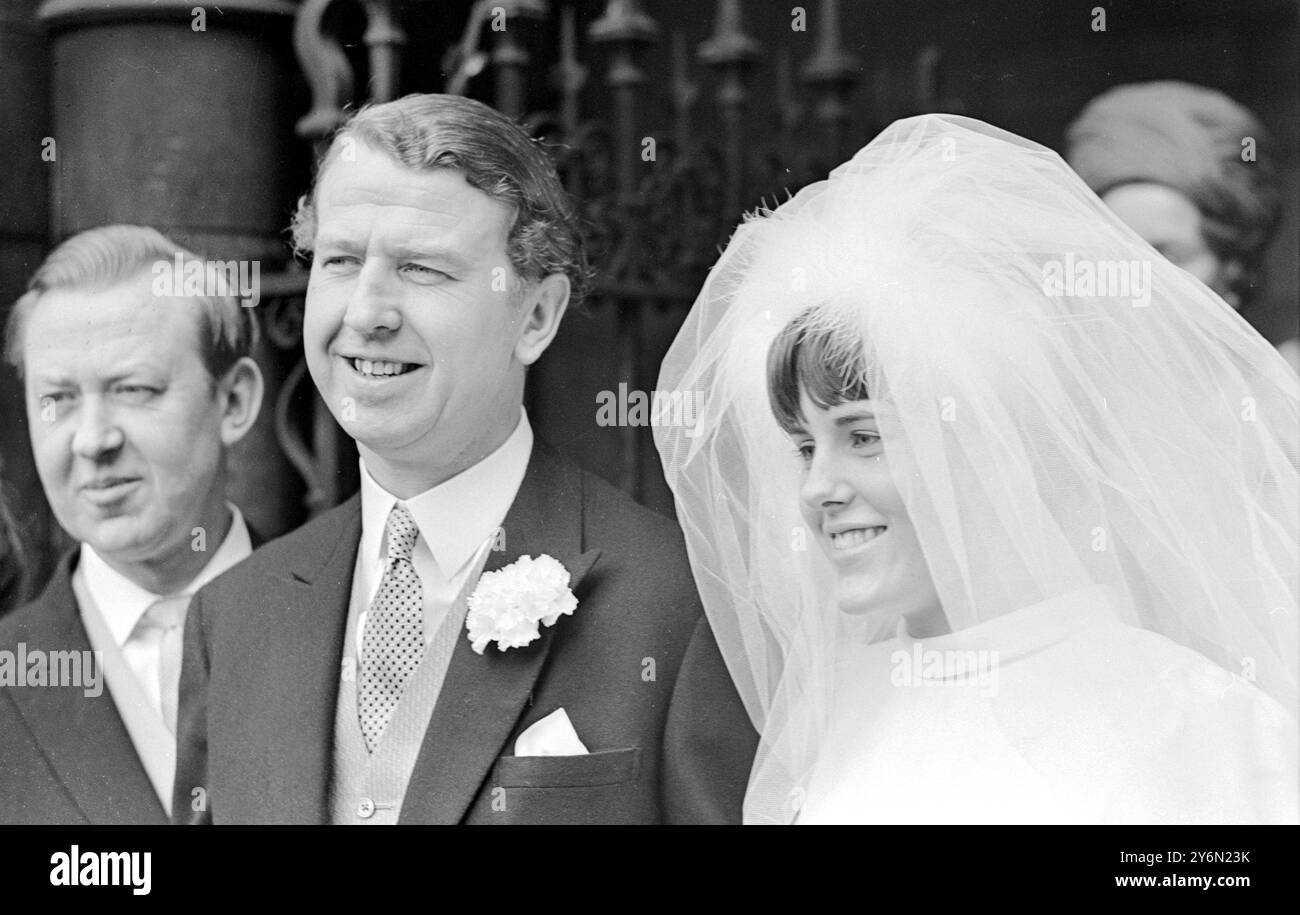 London: Der Vorsitzende der konservativen Partei, Edward Heath (rechts), spricht heute mit seinem 36 Jahre alten Schattenwohnungsminister Peter Walker, seiner 19-jährigen Braut Tessa, nach ihrer Hochzeit in der St. Margaret's Church, Westminster. Mr. Heath war bei der Hochzeit unter den besten konservativen VIPs. Die Braut, Tochter des BOAC-Schatzmeisters Geoffrey Pout, traf ihren Mann, nachdem sie vor zwei Jahren politischer Sekretär von Ian Gilmour wurde, dem konservativen M.P. für Central Norfolk. Das Paar fliegt nach Jamaika, um zwei Tage Urlaub zu machen. Abgesehen von seiner politischen Karriere ist ein angesehener Geschäftsmann als Vorsitzender einer Firma o Stockfoto